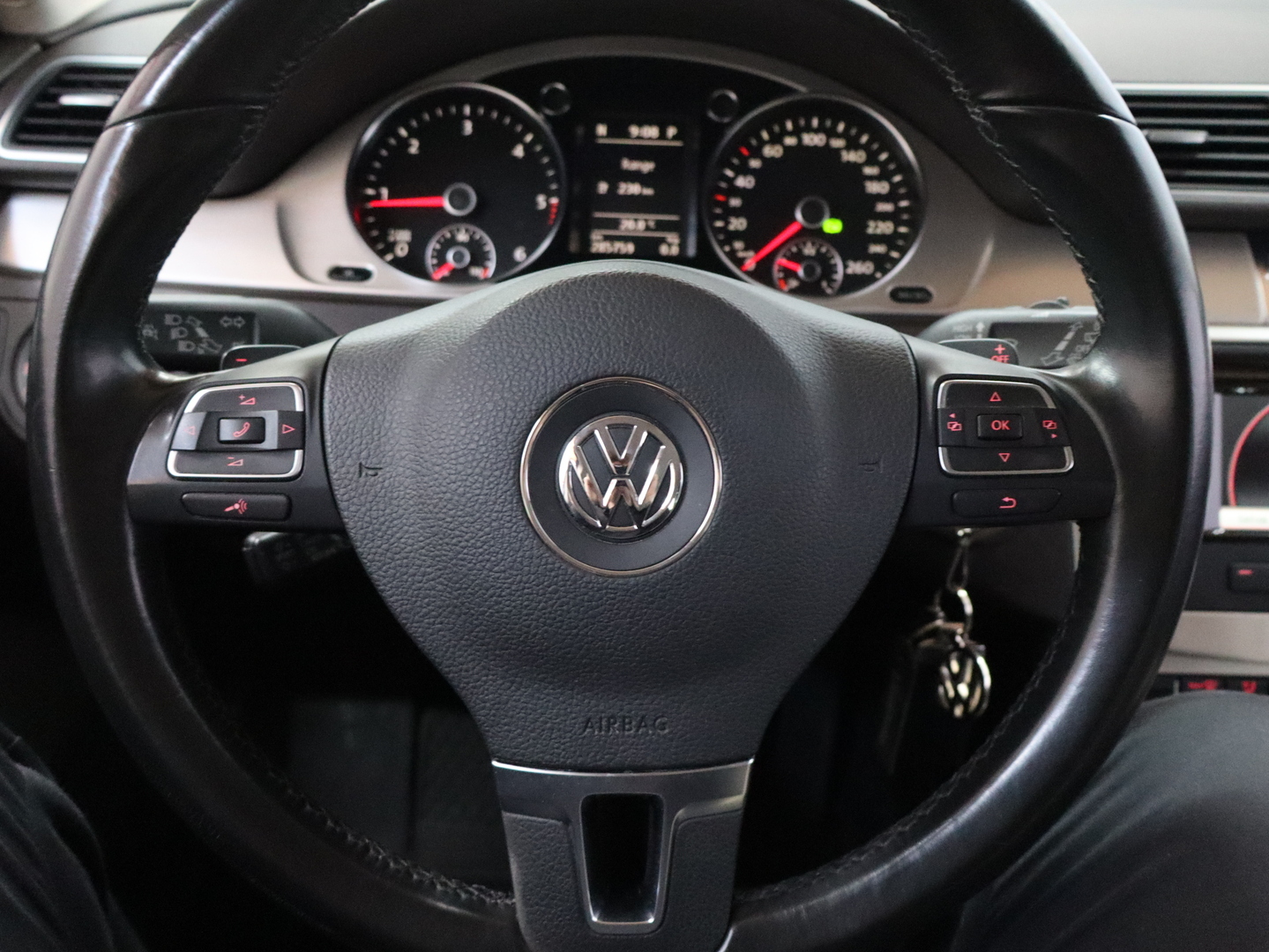 VOLKSWAGEN PASSAT 2011