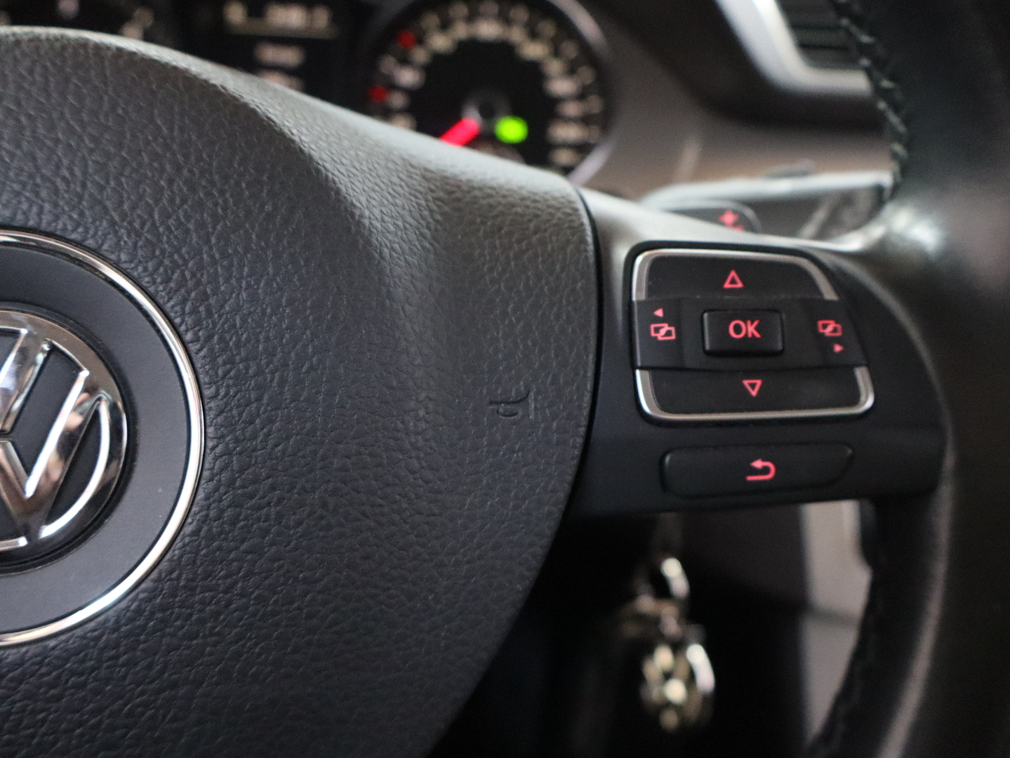 VOLKSWAGEN PASSAT 2011
