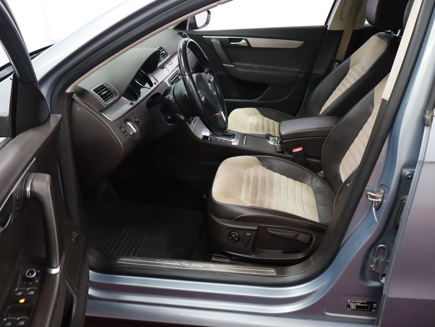 VOLKSWAGEN PASSAT 2011
