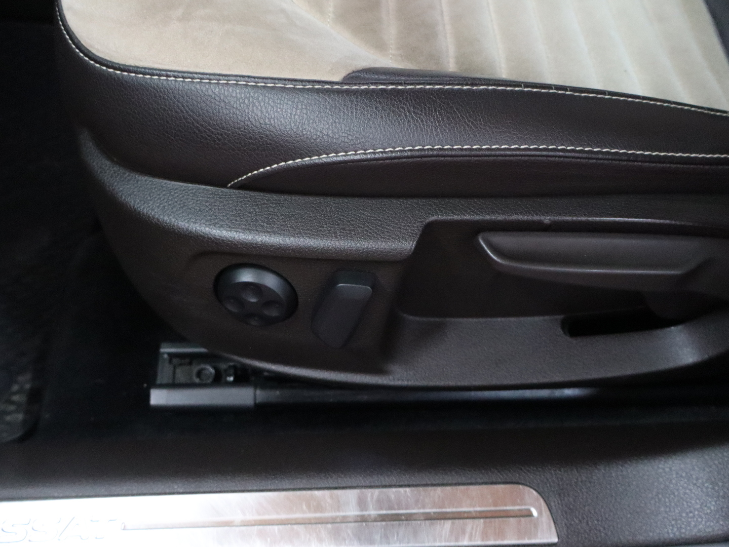 VOLKSWAGEN PASSAT 2011