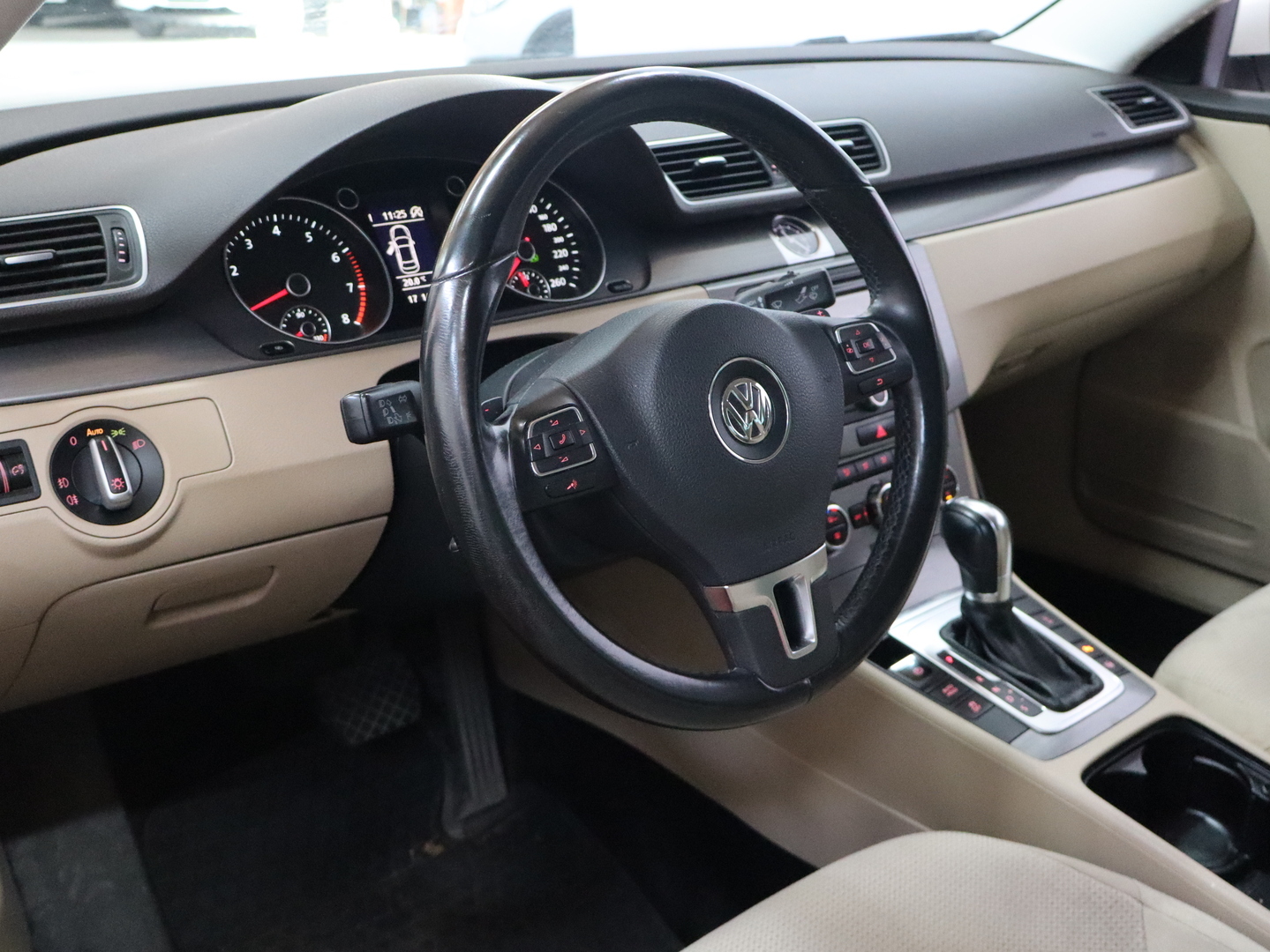 VOLKSWAGEN Passat 2012