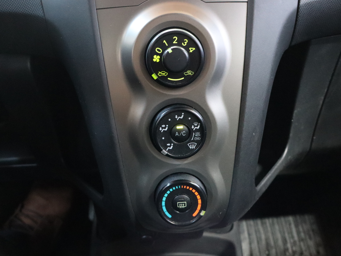 TOYOTA Yaris 2011