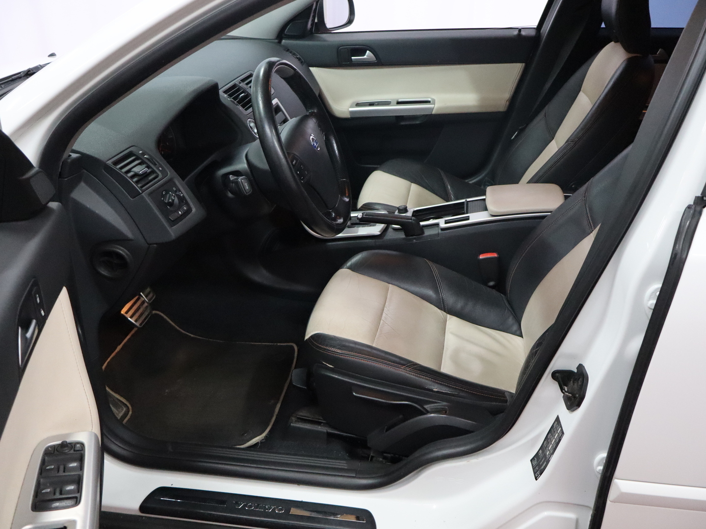 VOLVO V50 7