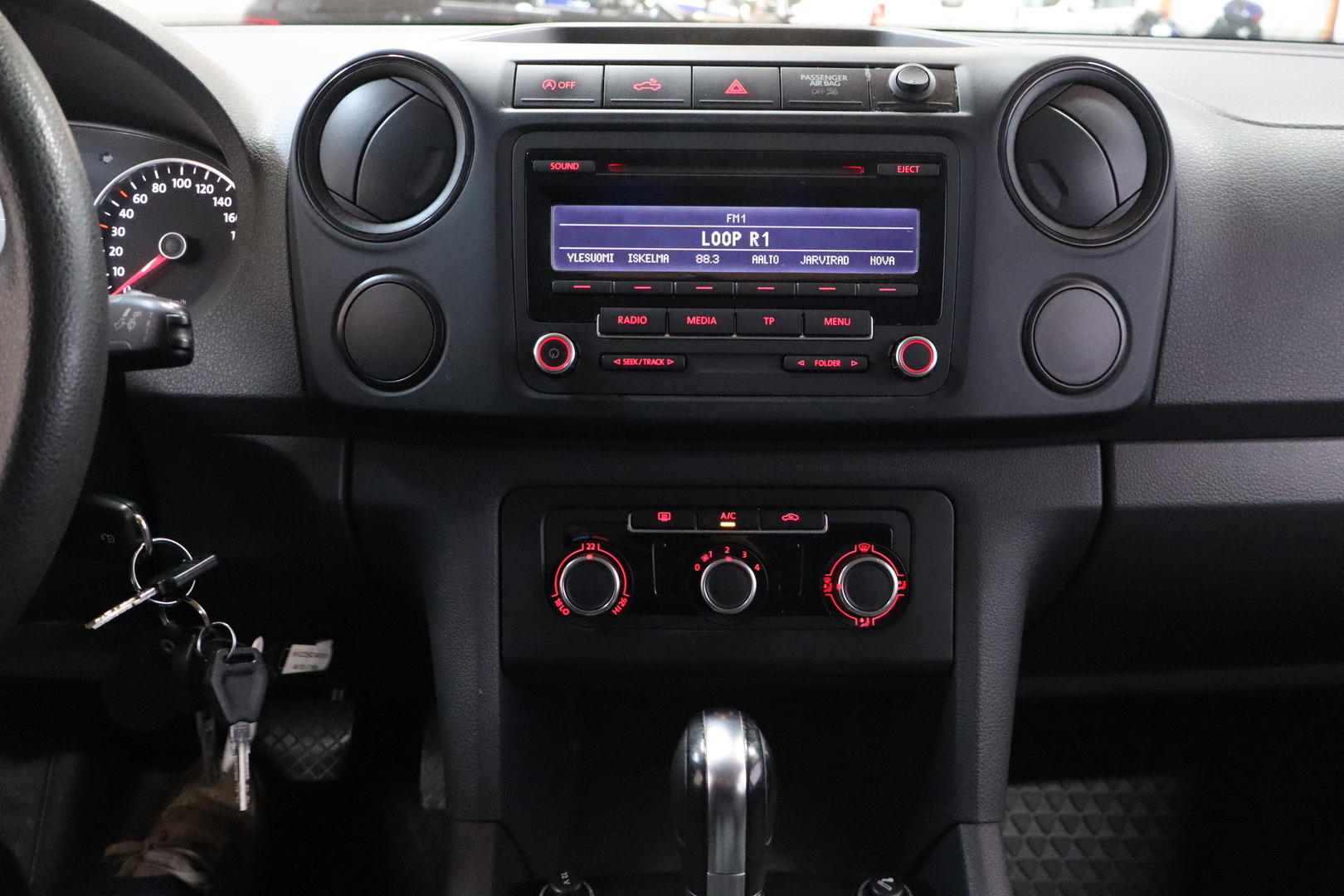 VOLKSWAGEN Amarok 2012