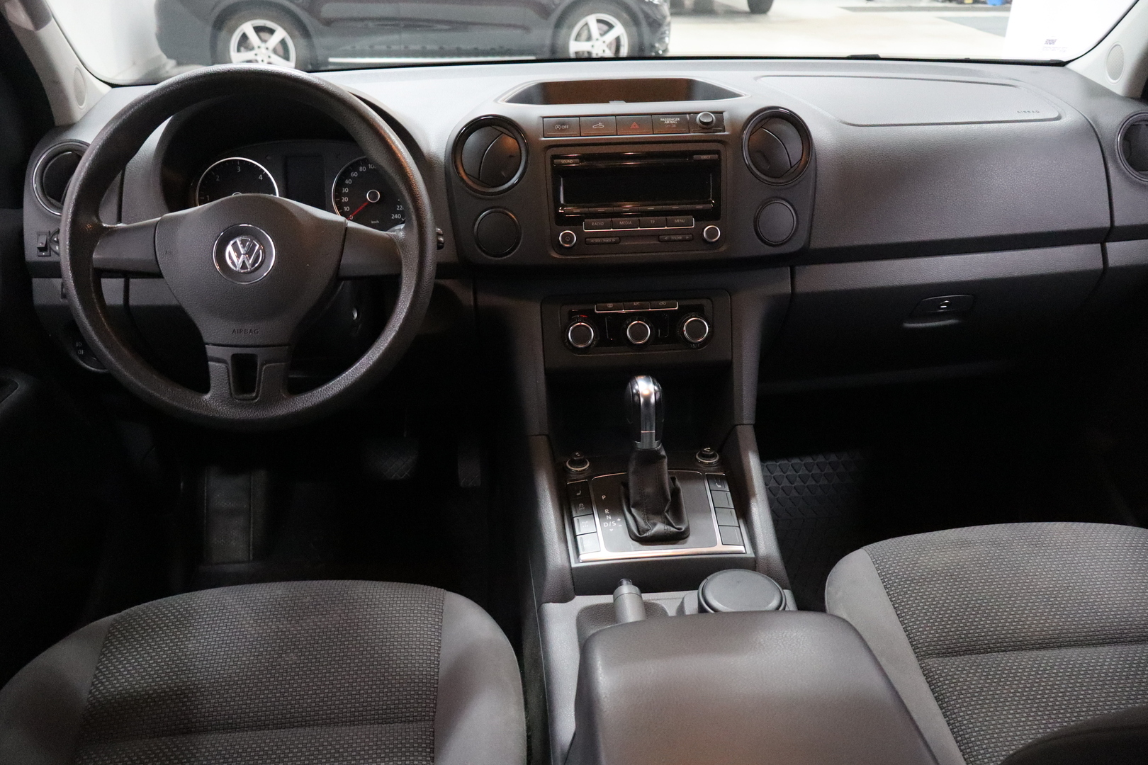 VOLKSWAGEN Amarok 2012