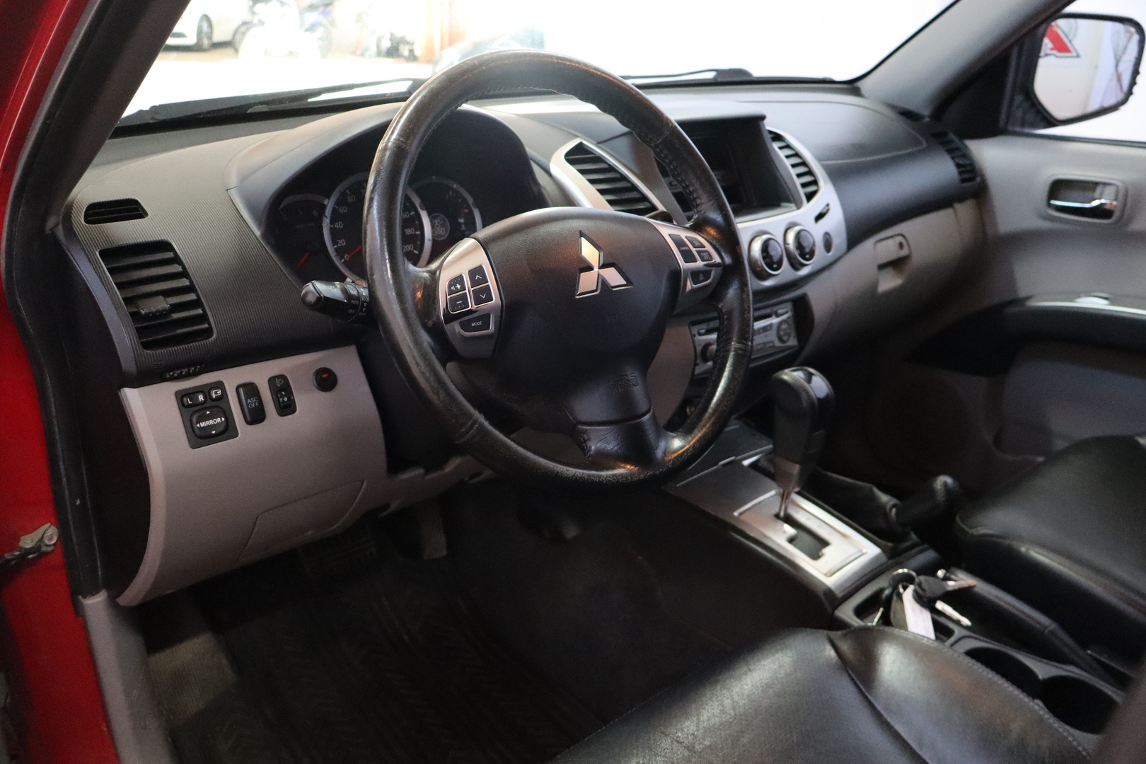 MITSUBISHI L200 2011