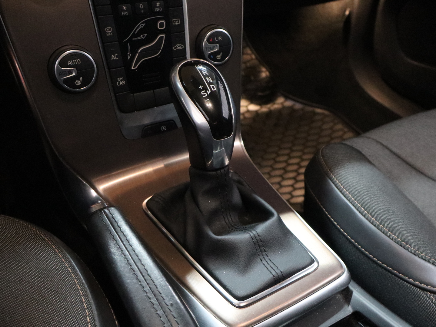 VOLVO V40 Cross Country 2015