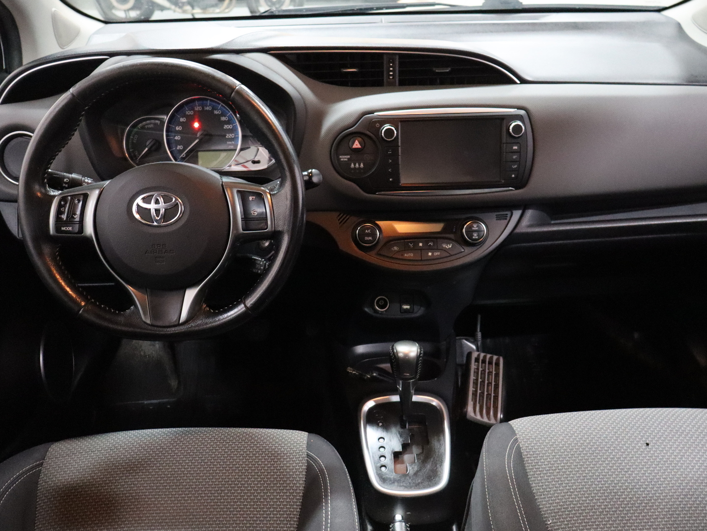 TOYOTA Yaris 2015