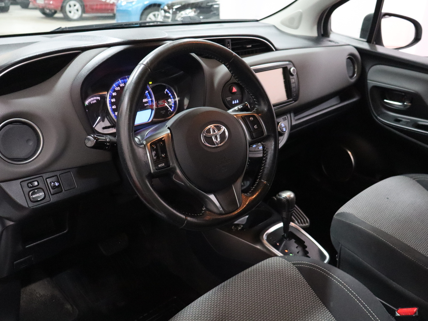 TOYOTA Yaris 2015