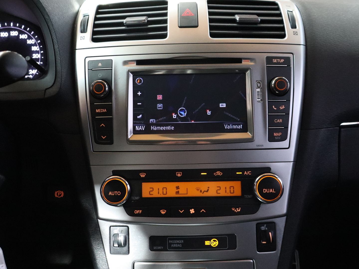 TOYOTA Avensis 2012