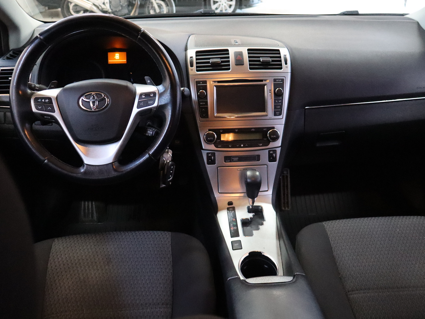 TOYOTA Avensis 2012
