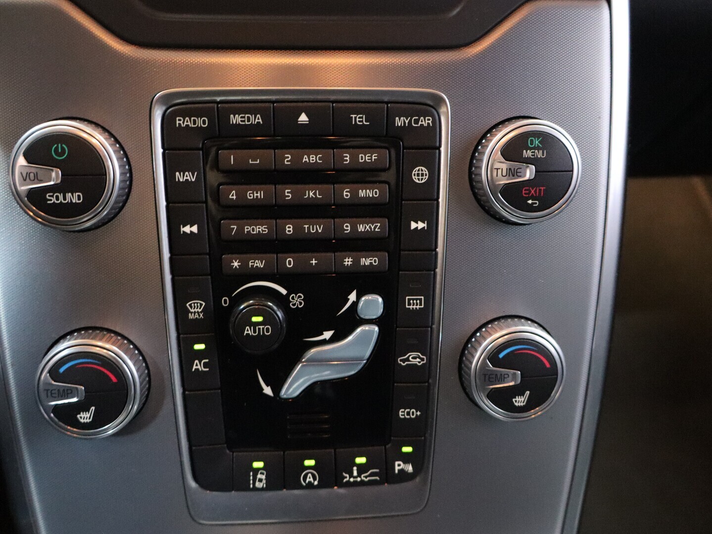 VOLVO V70 2016