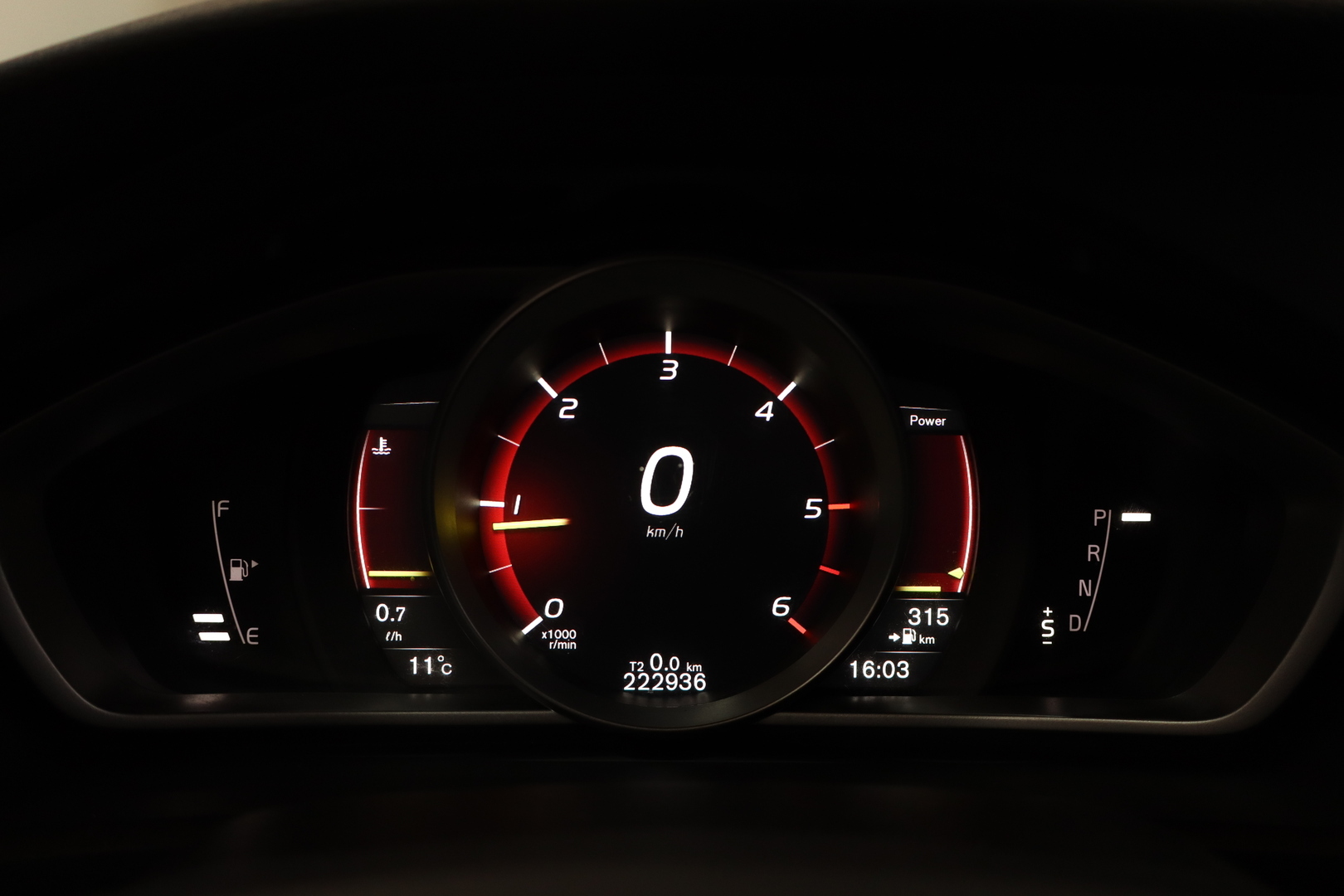 VOLVO V40 25