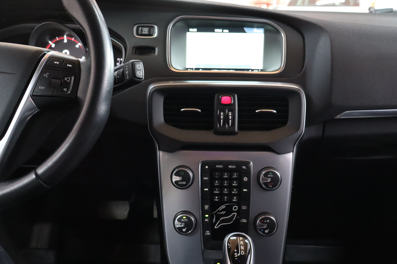 VOLVO V40 28