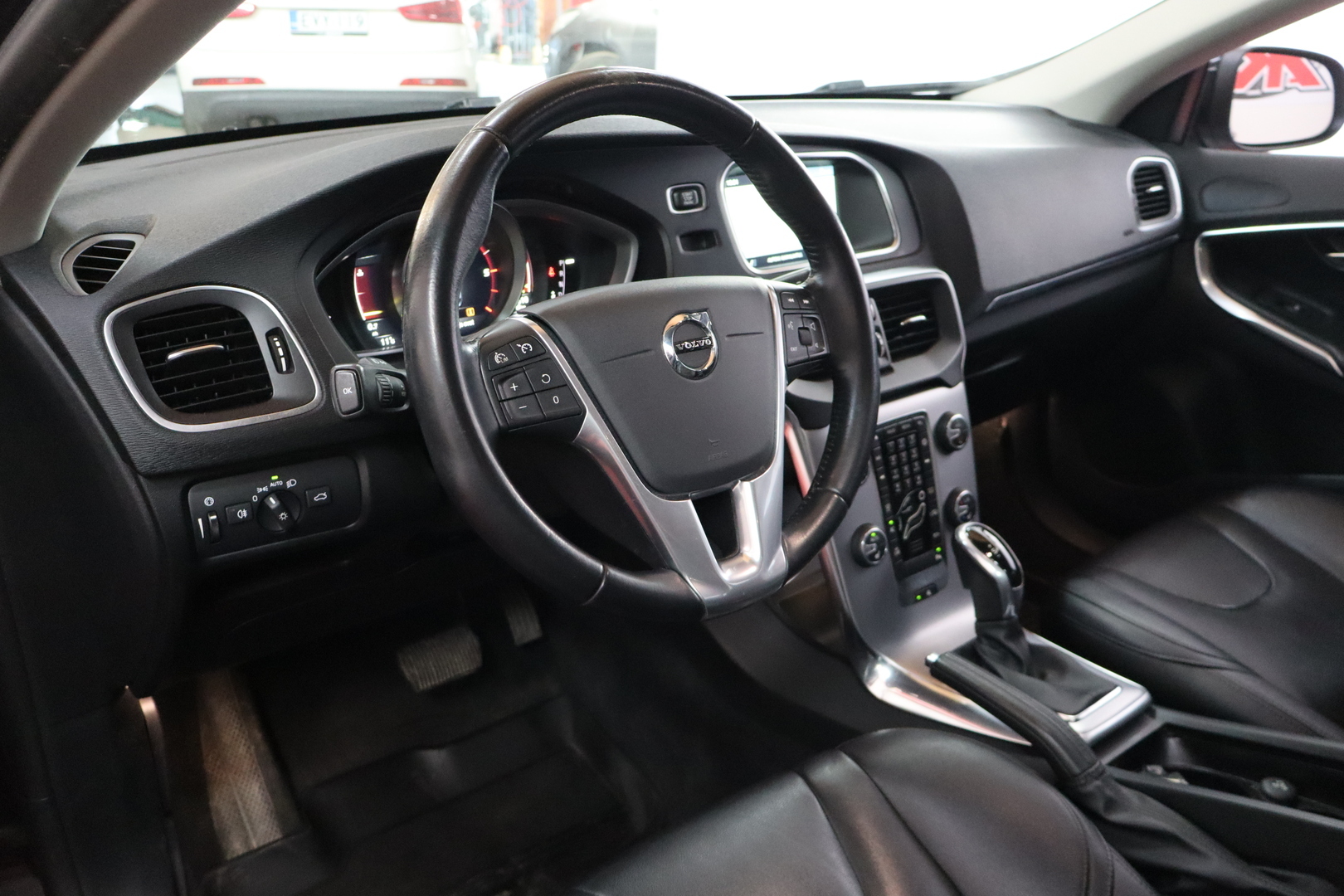 VOLVO V40 16