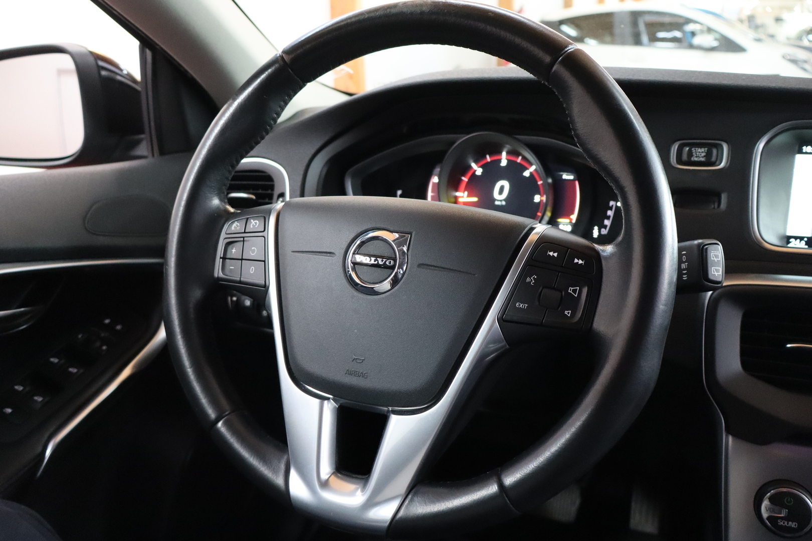 VOLVO V40 17