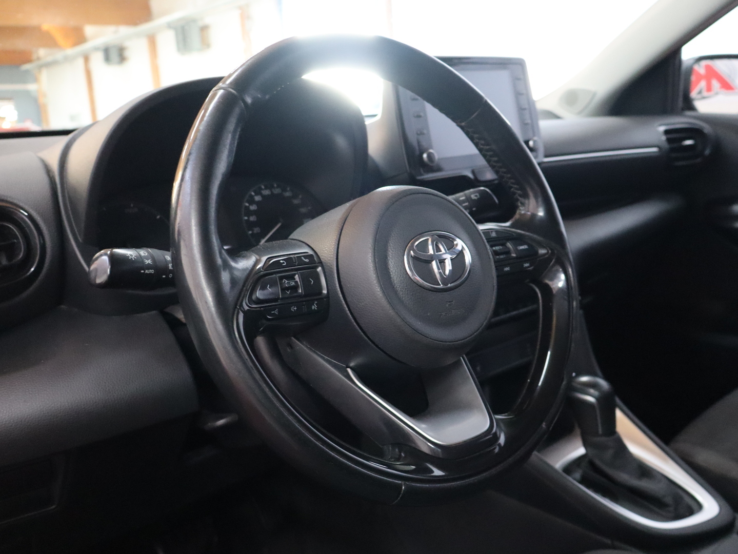 TOYOTA Yaris 8