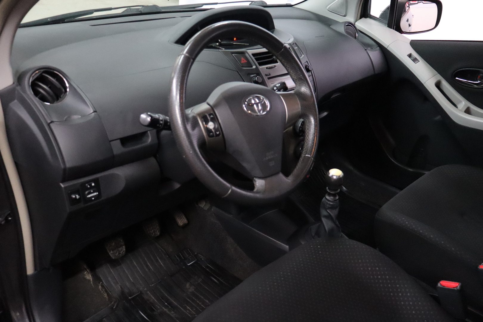 TOYOTA Yaris 2011