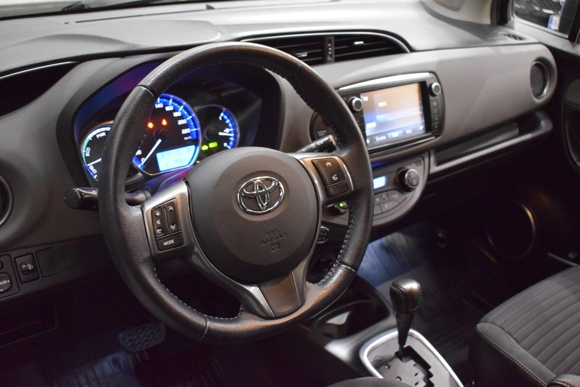 TOYOTA Yaris 2016
