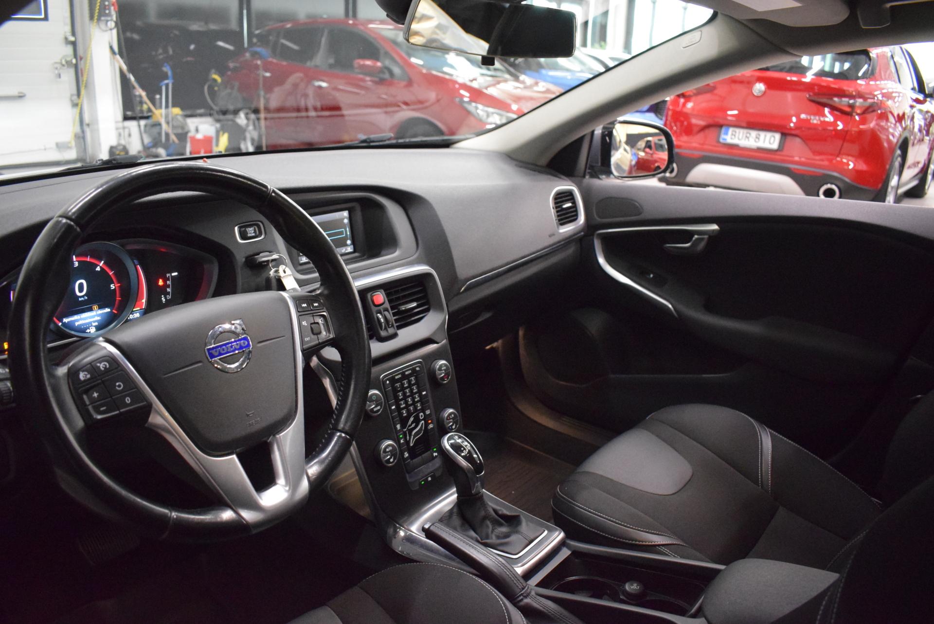 VOLVO V40 2015