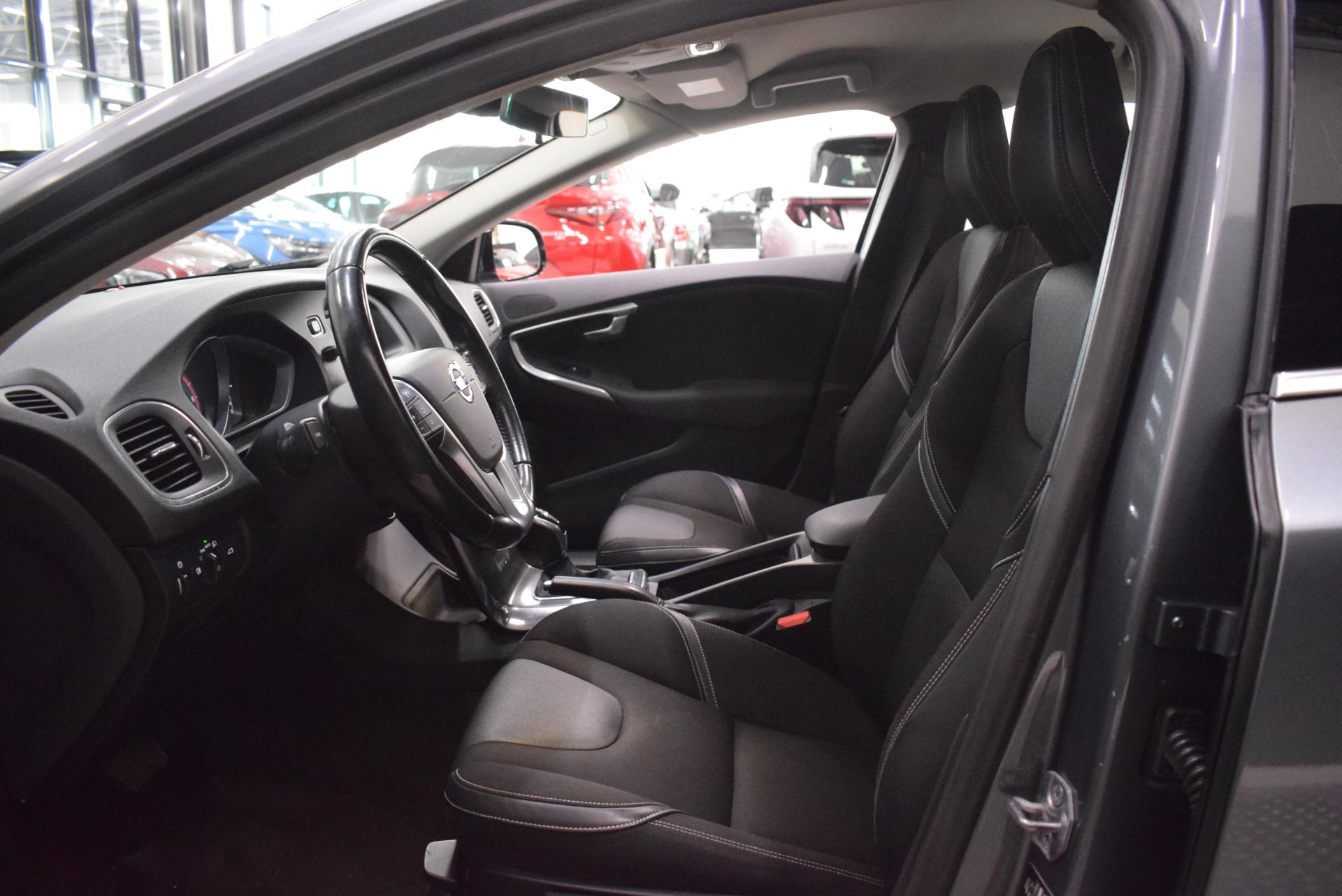 VOLVO V40 2015