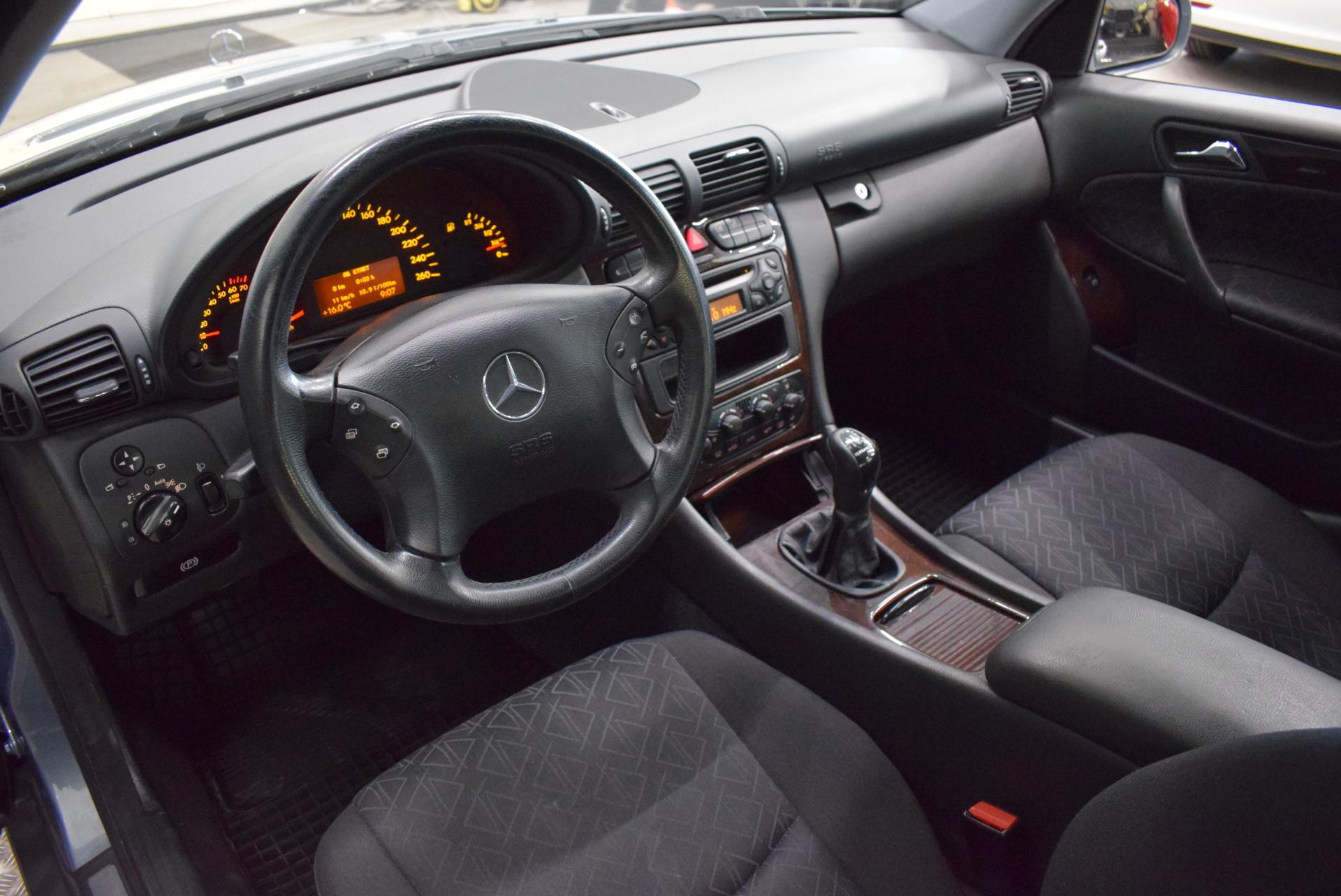MERCEDES-BENZ C 2004