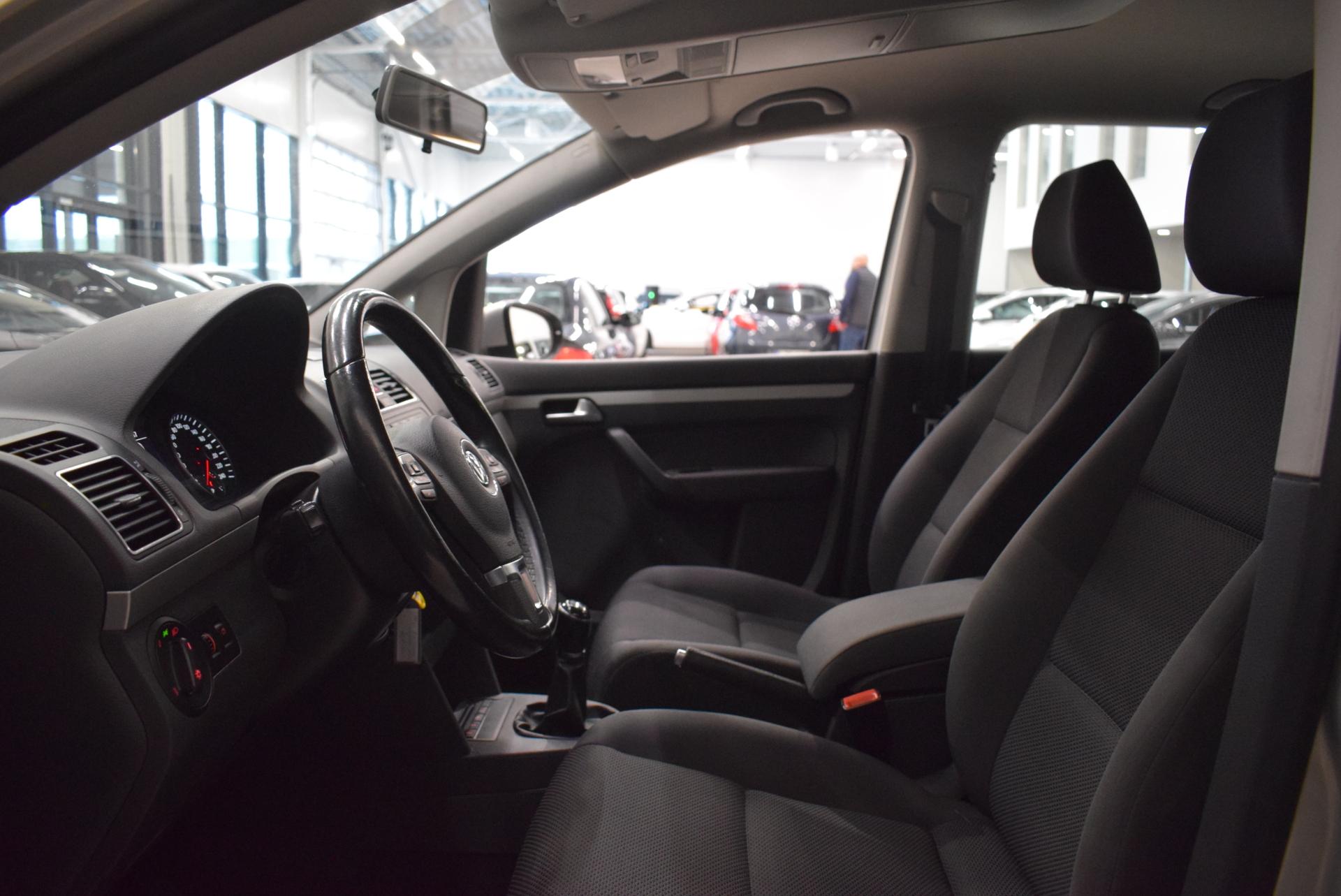 VOLKSWAGEN Touran 2013