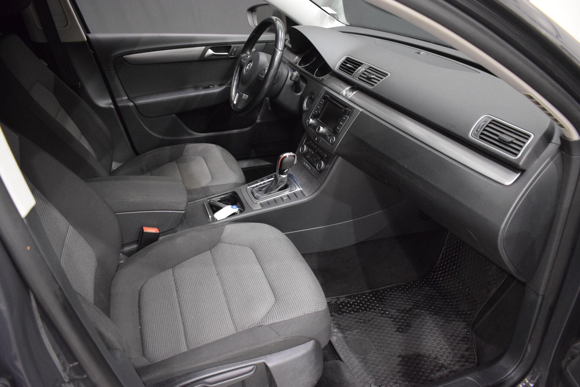 VOLKSWAGEN Passat 2011