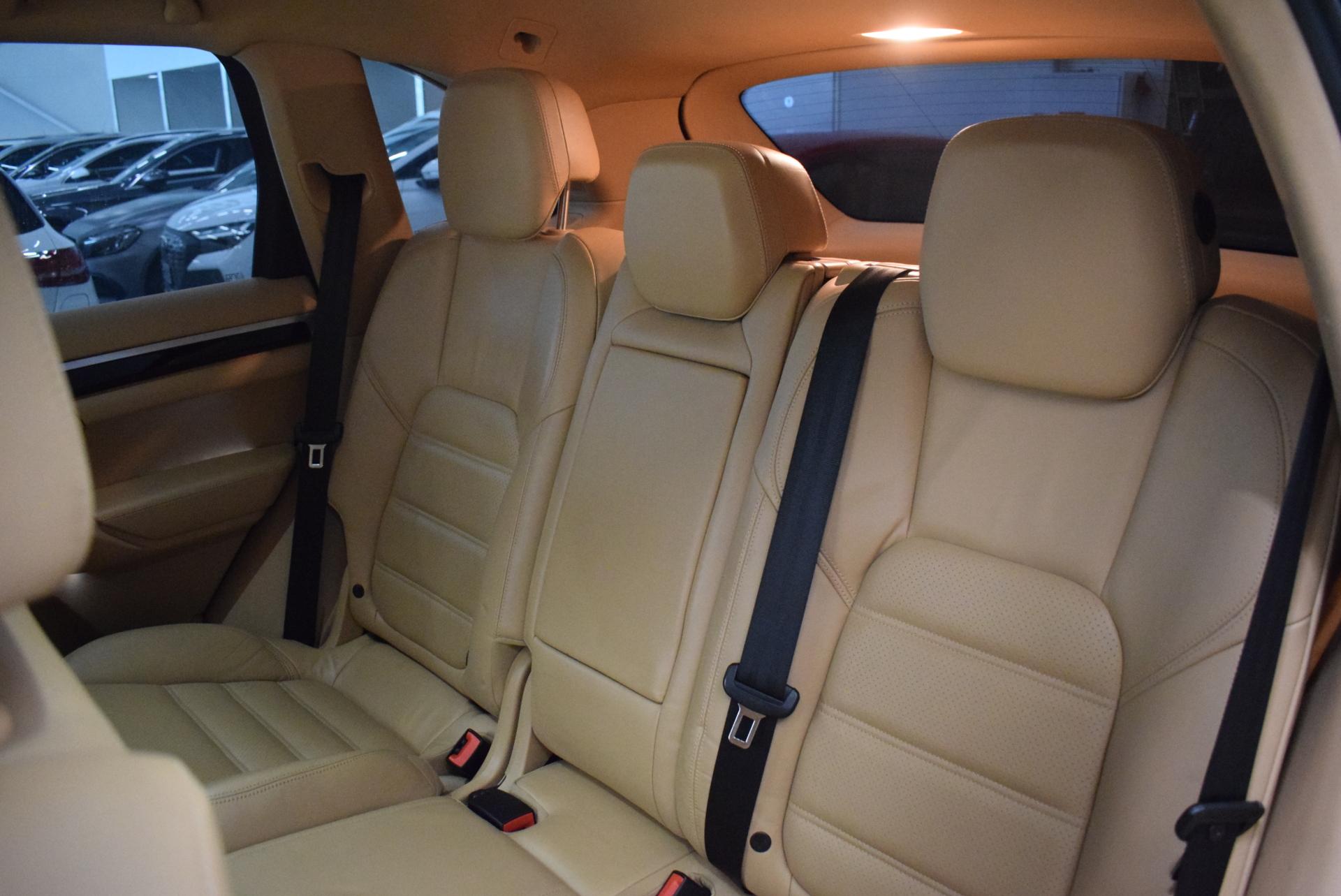 PORSCHE Cayenne 2012