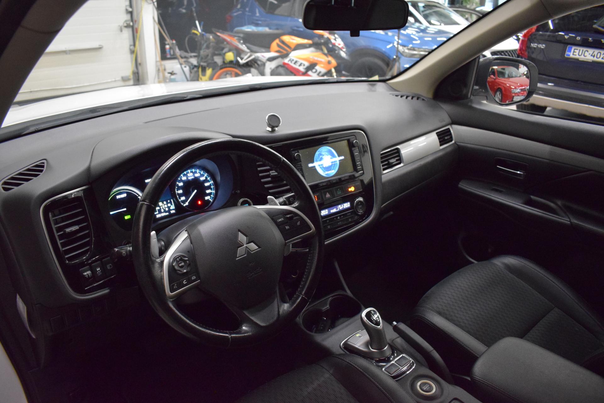 MITSUBISHI Outlander PHEV 2015
