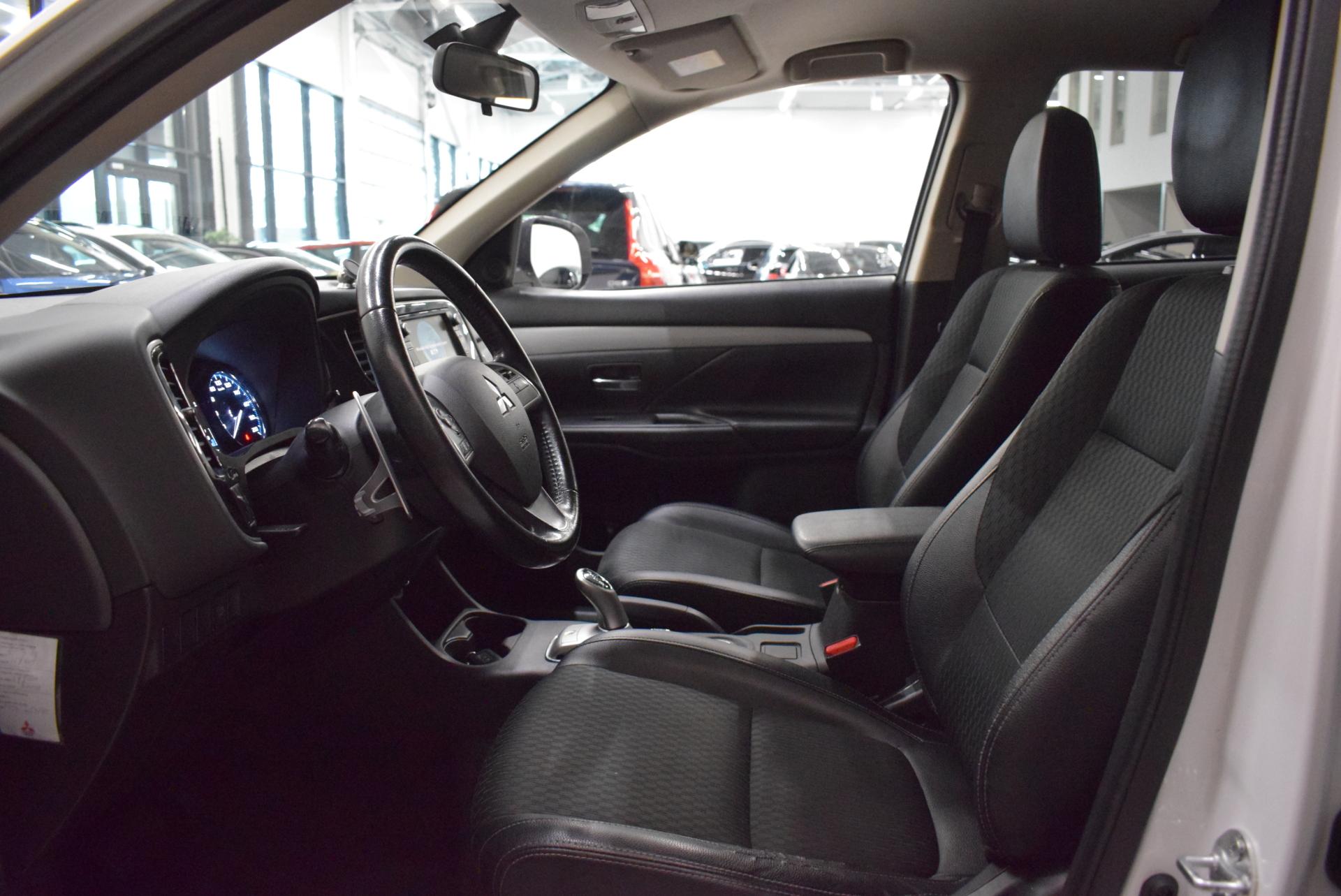 MITSUBISHI Outlander PHEV 2015