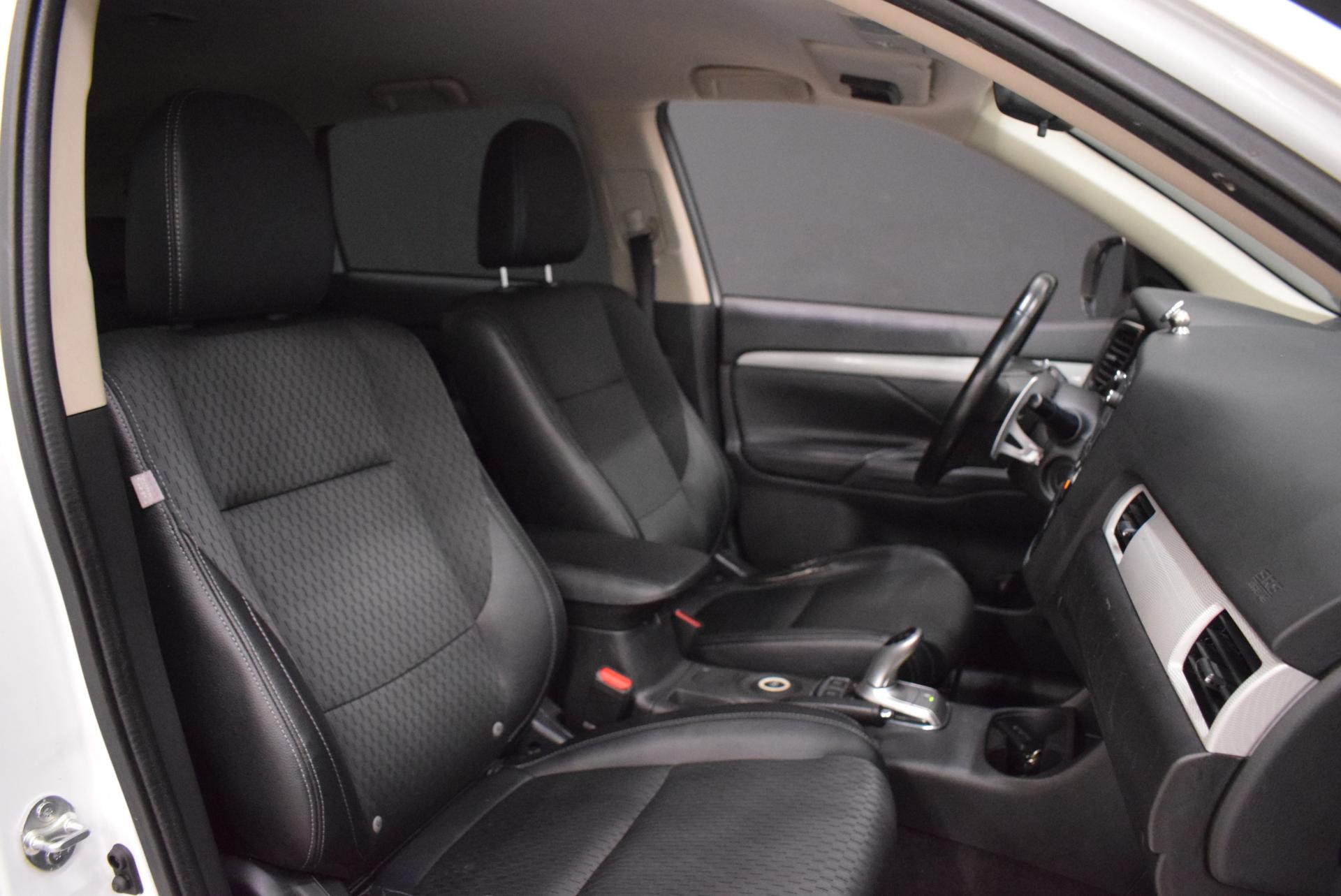 MITSUBISHI Outlander PHEV 2015
