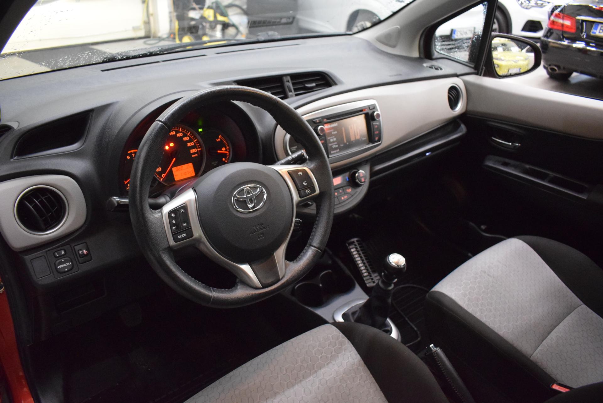 TOYOTA Yaris 11
