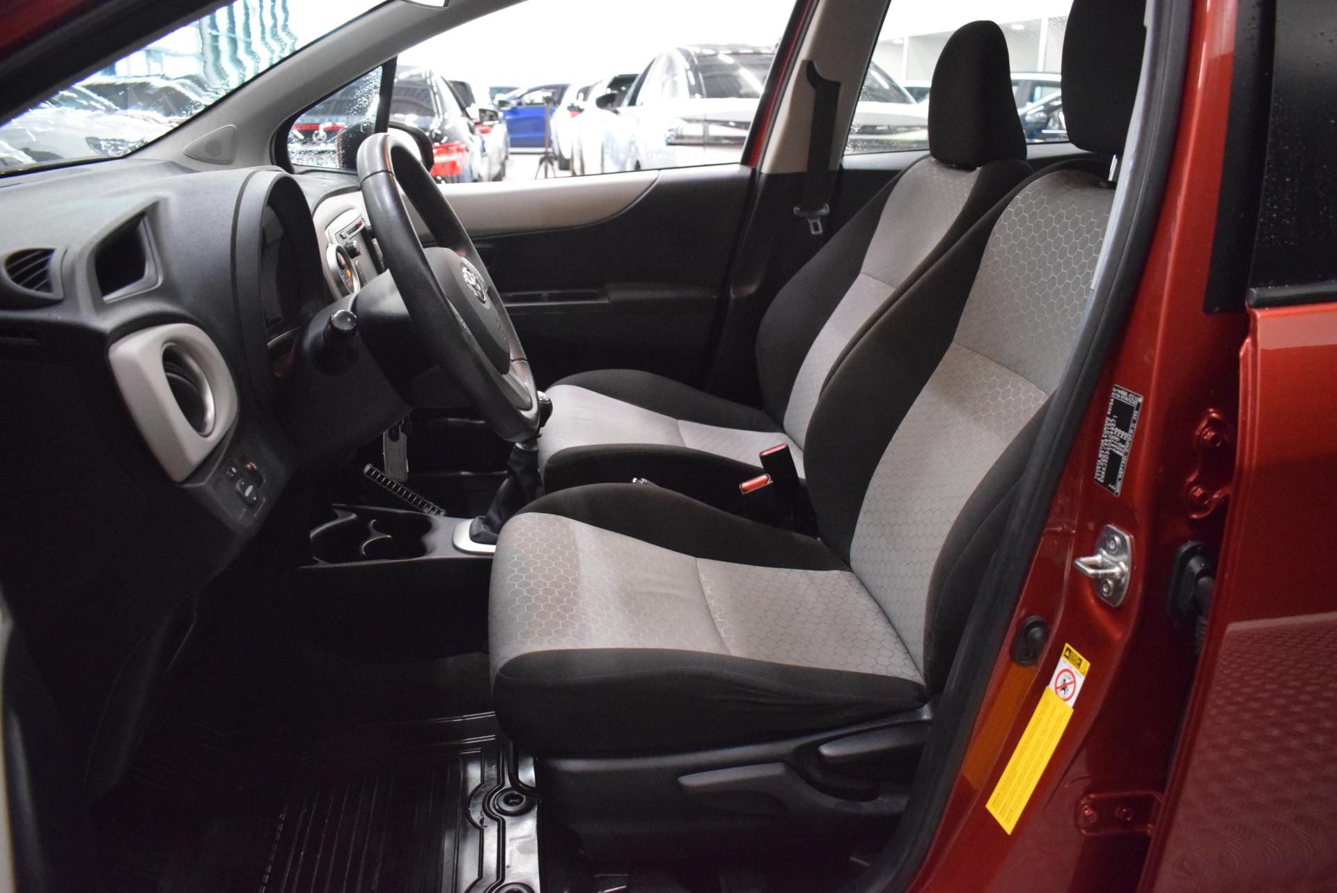 TOYOTA Yaris 12
