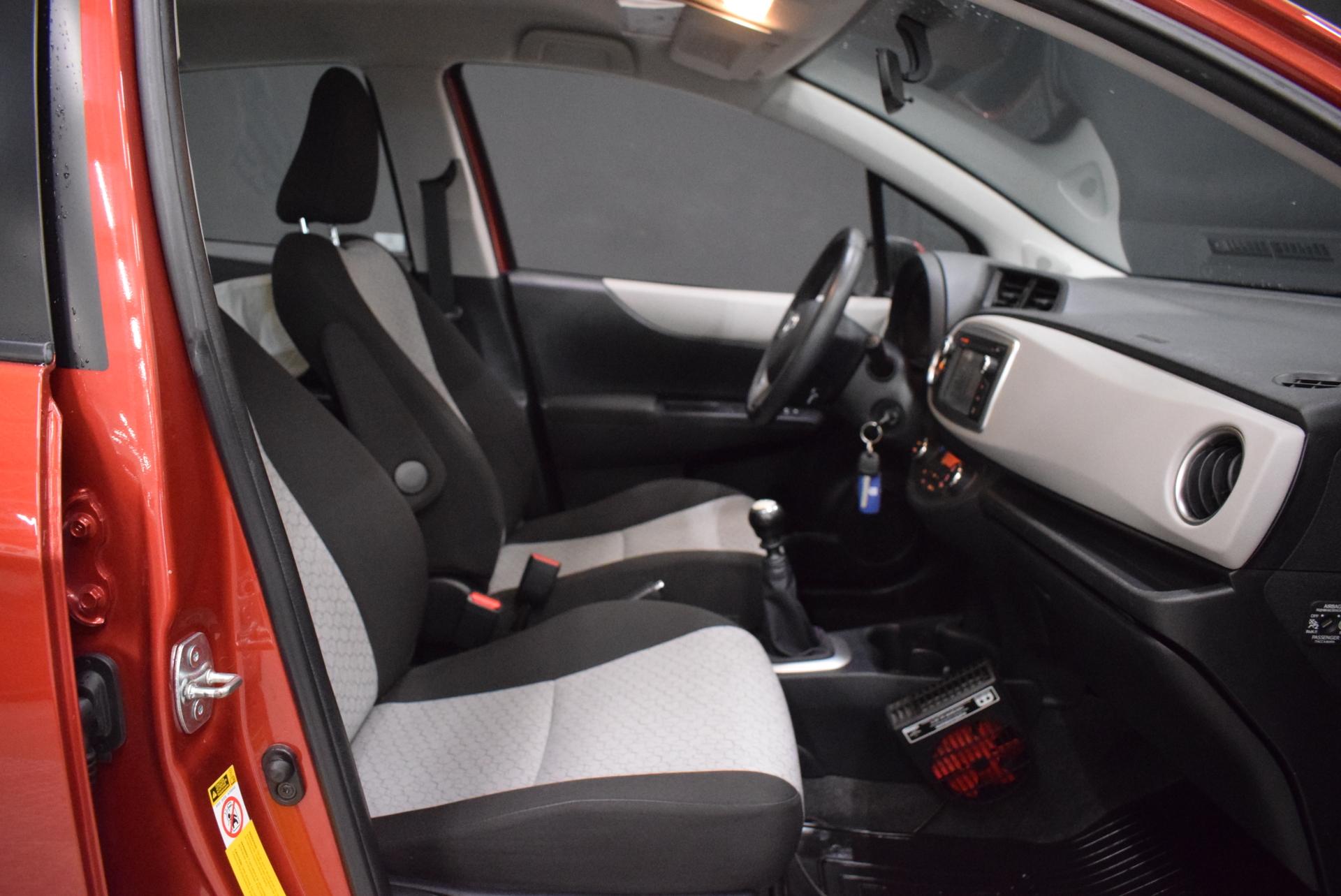 TOYOTA Yaris 15