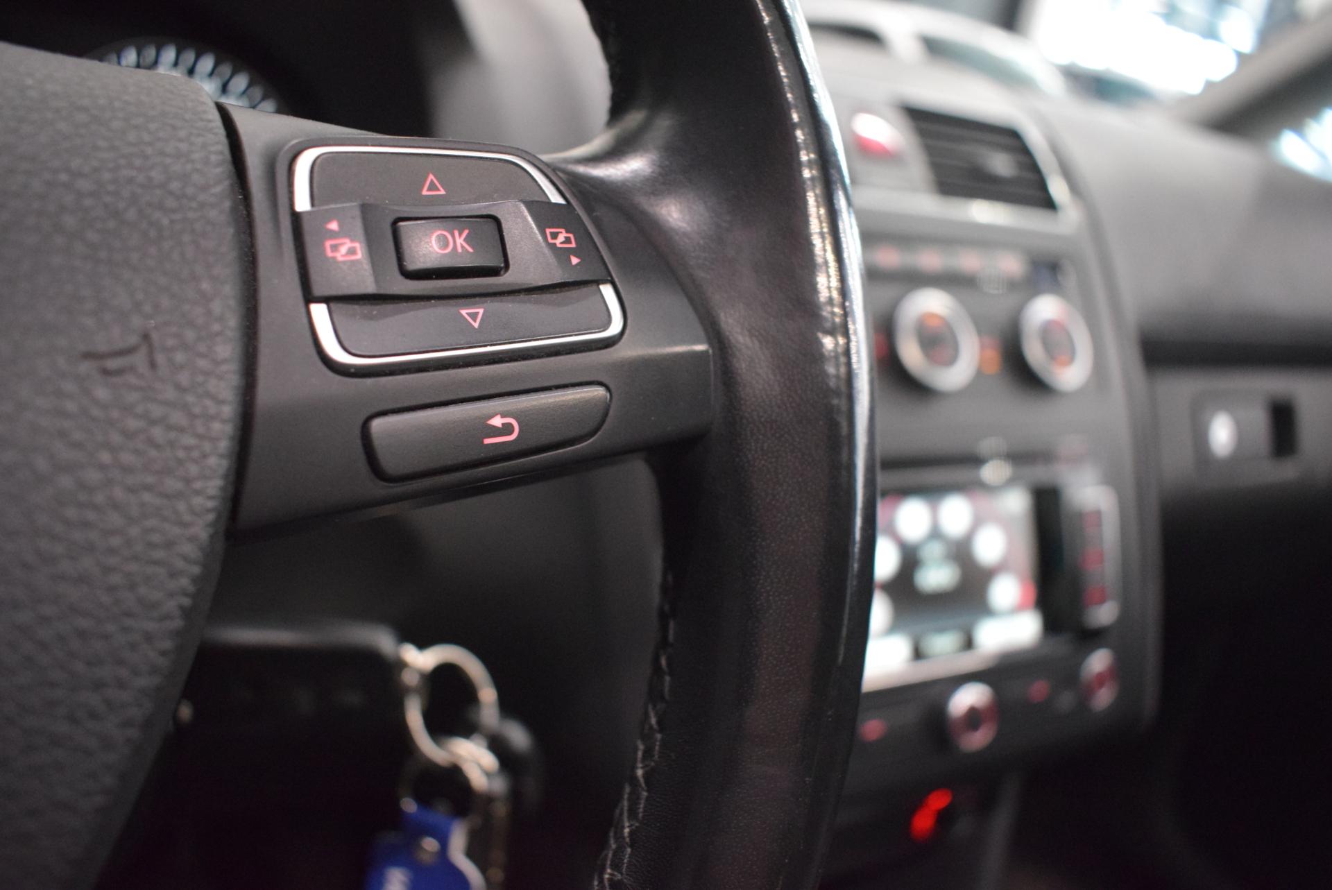 VOLKSWAGEN Touran 2014