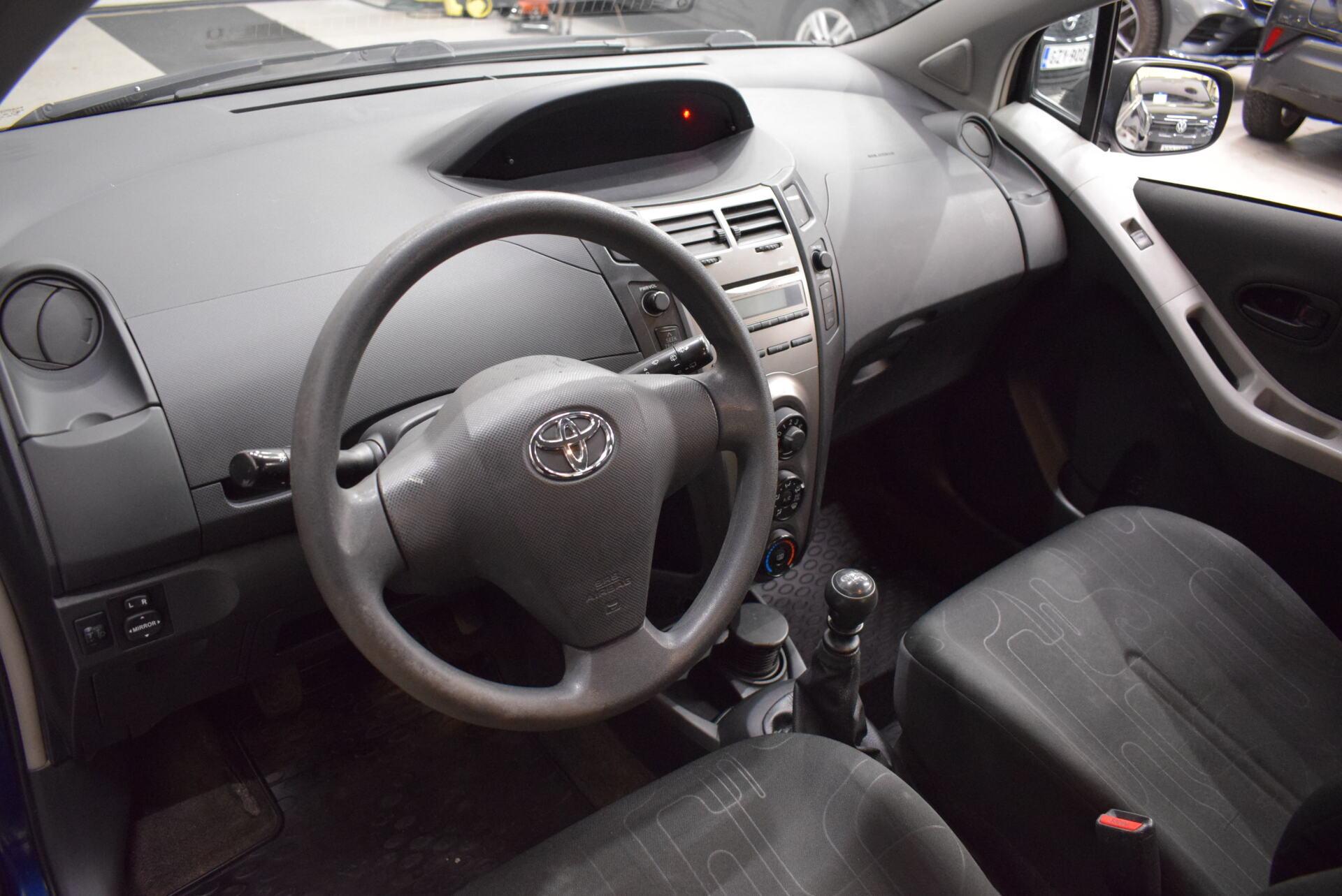 TOYOTA Yaris 2010