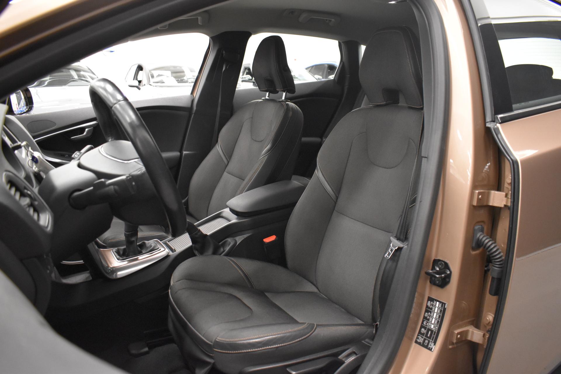 VOLVO V40 Cross Country 2013