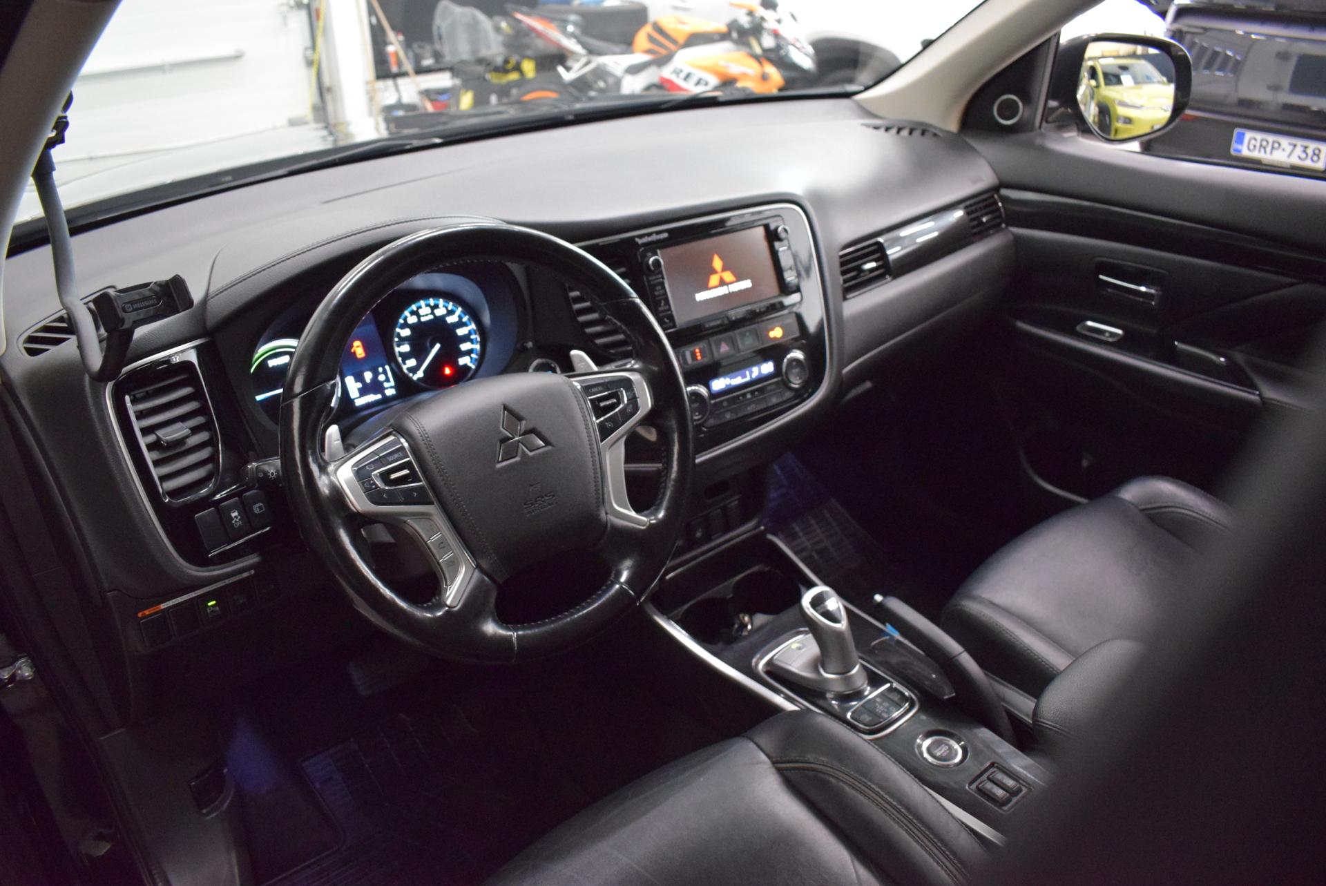 MITSUBISHI Outlander PHEV 2016