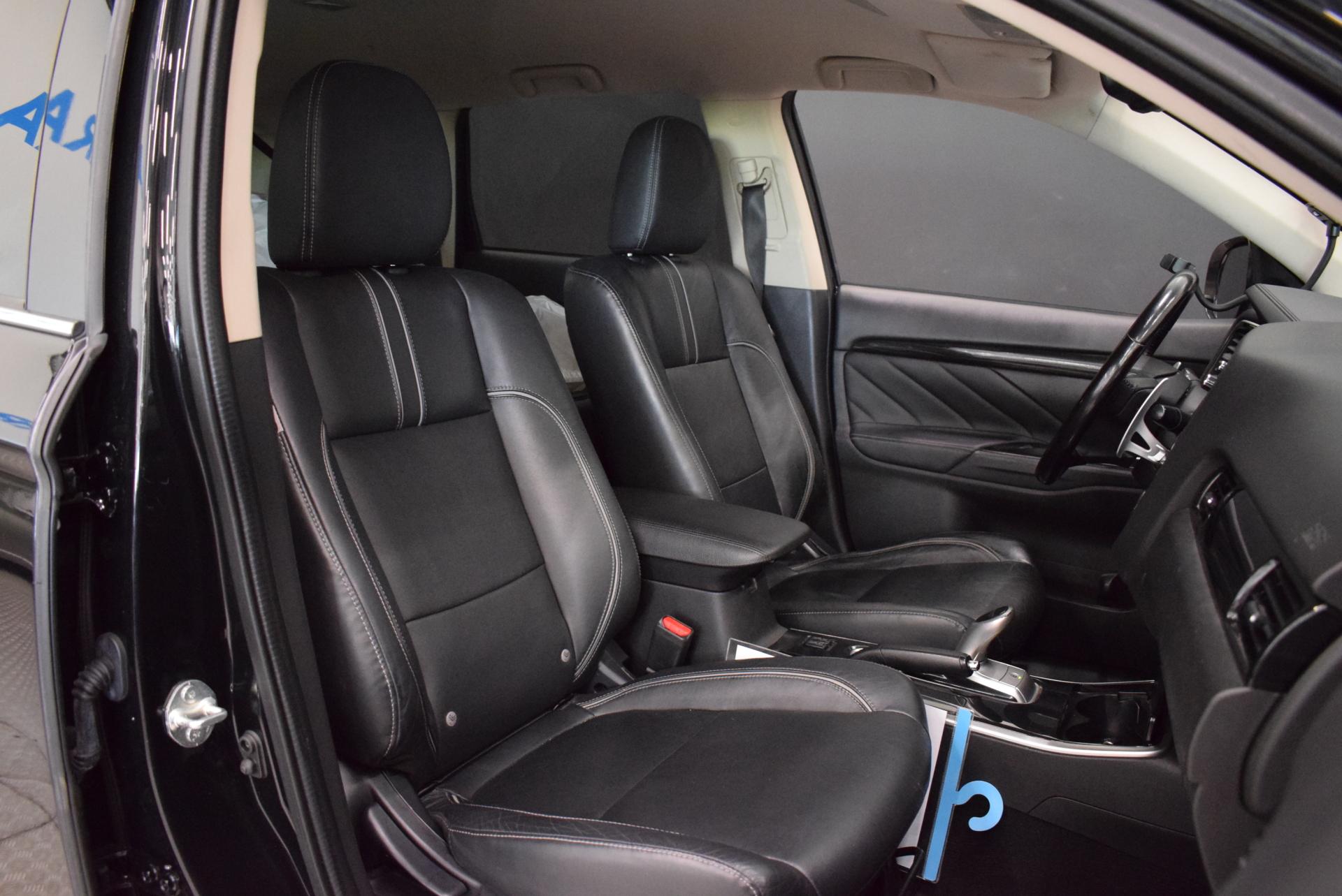 MITSUBISHI Outlander PHEV 2016