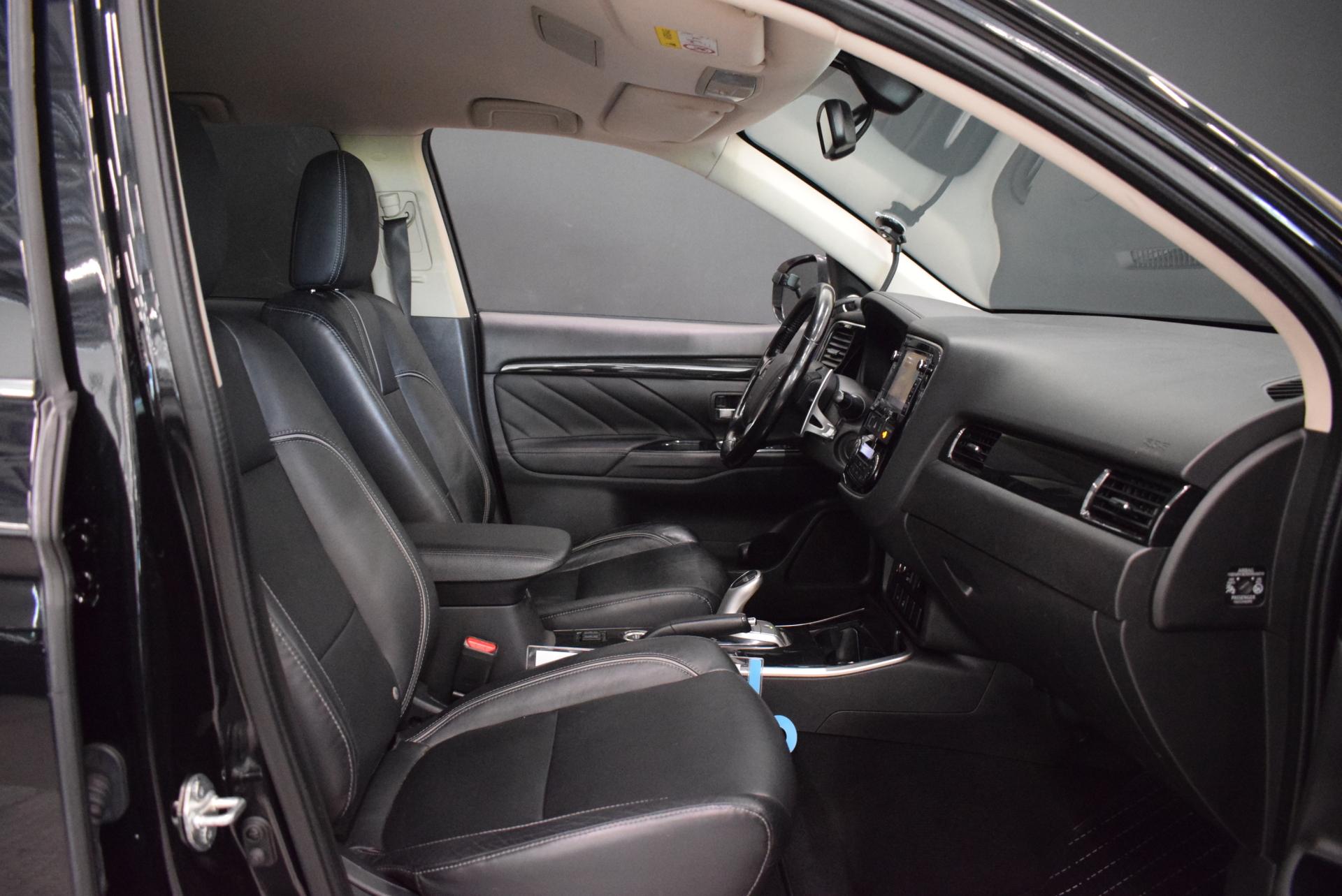 MITSUBISHI Outlander PHEV 2016