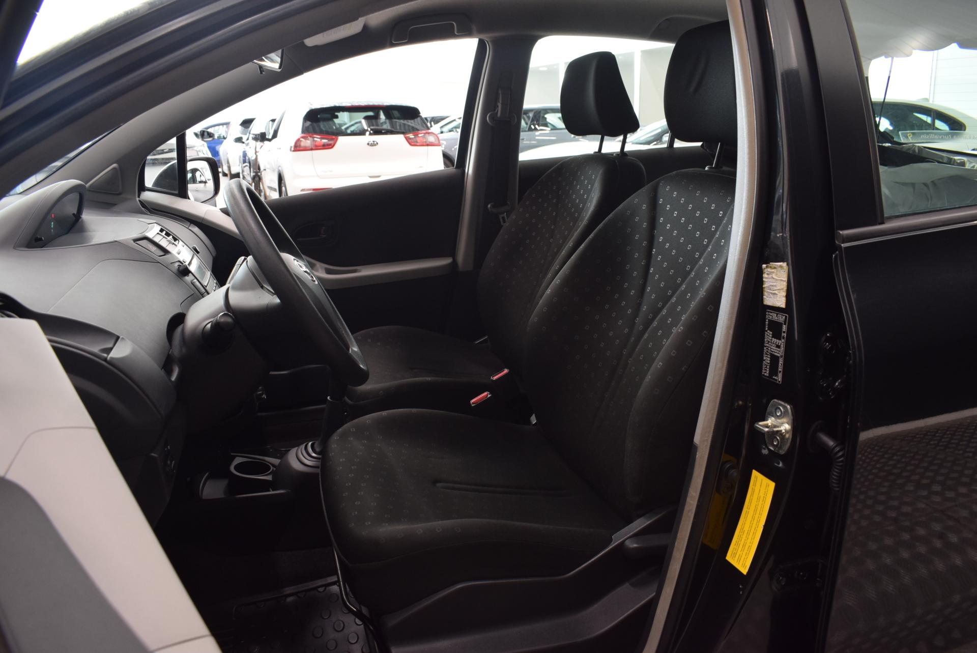 TOYOTA Yaris 11