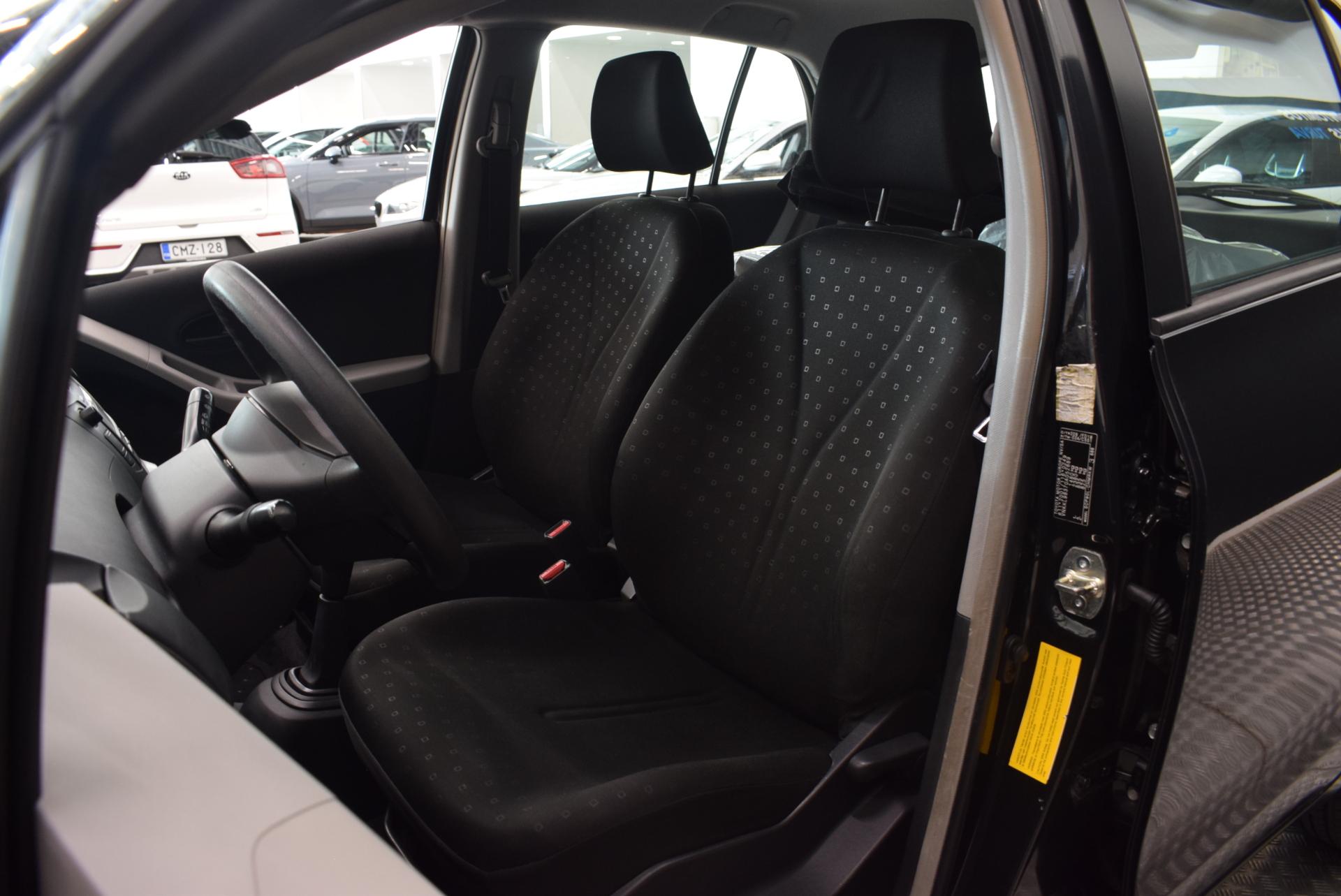 TOYOTA Yaris 12