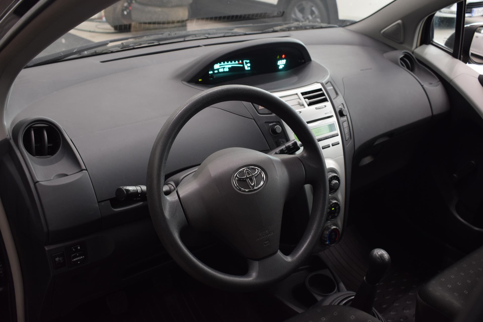 TOYOTA Yaris 9