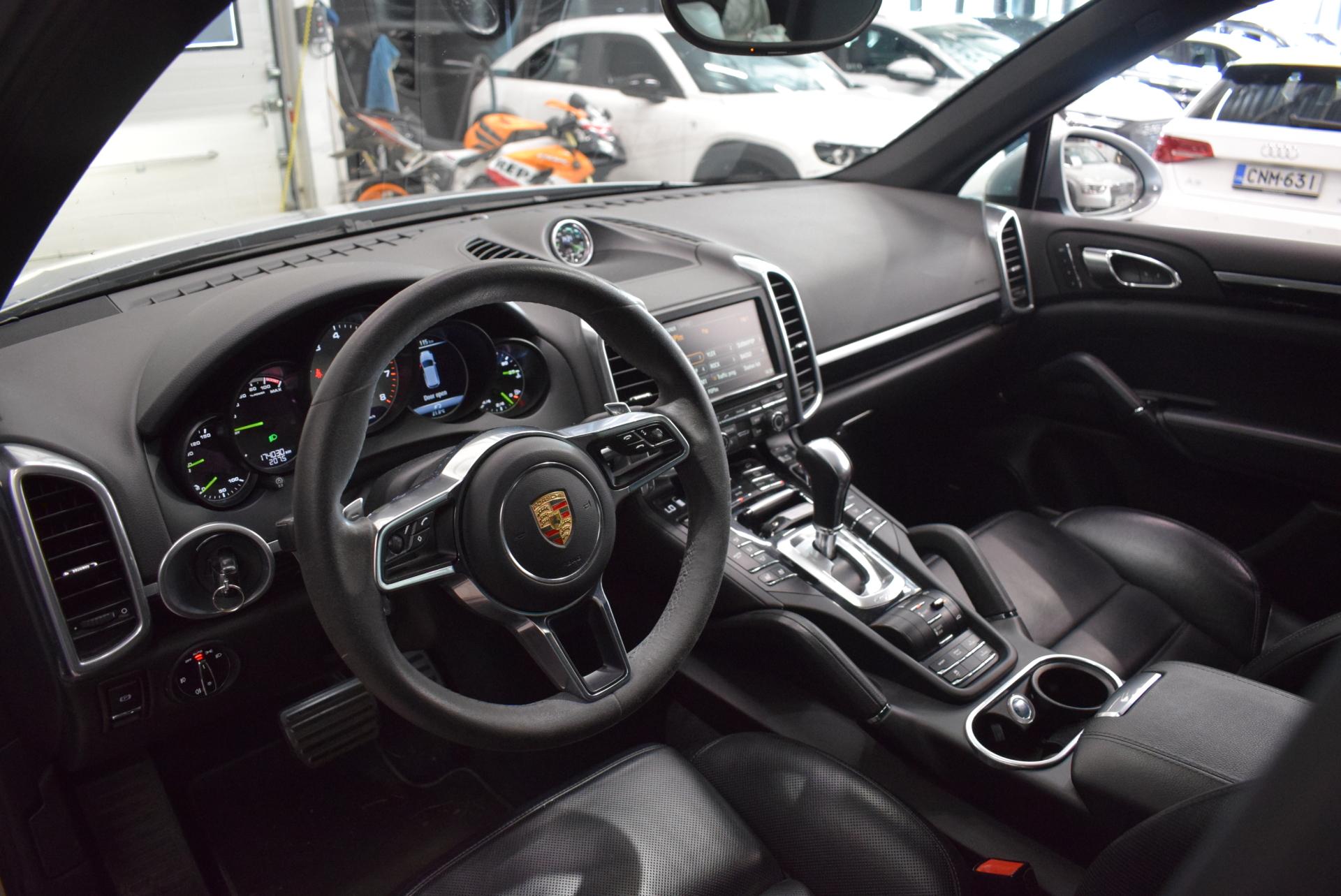 PORSCHE Cayenne 2015