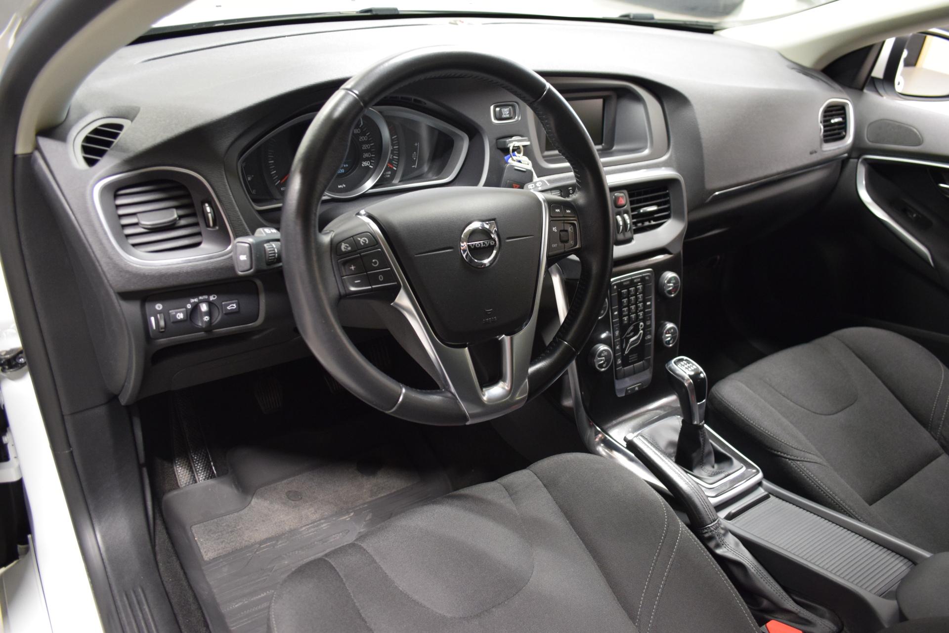 VOLVO V40 2017