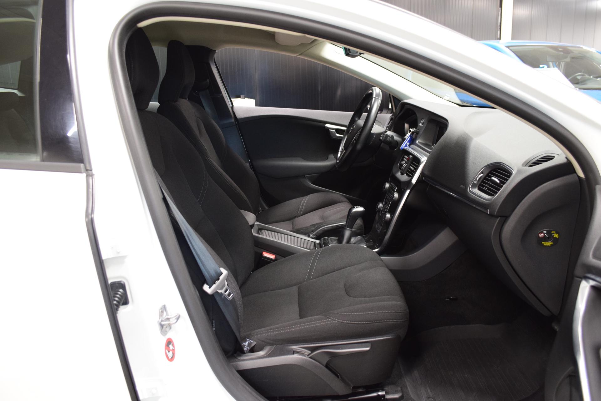 VOLVO V40 2017