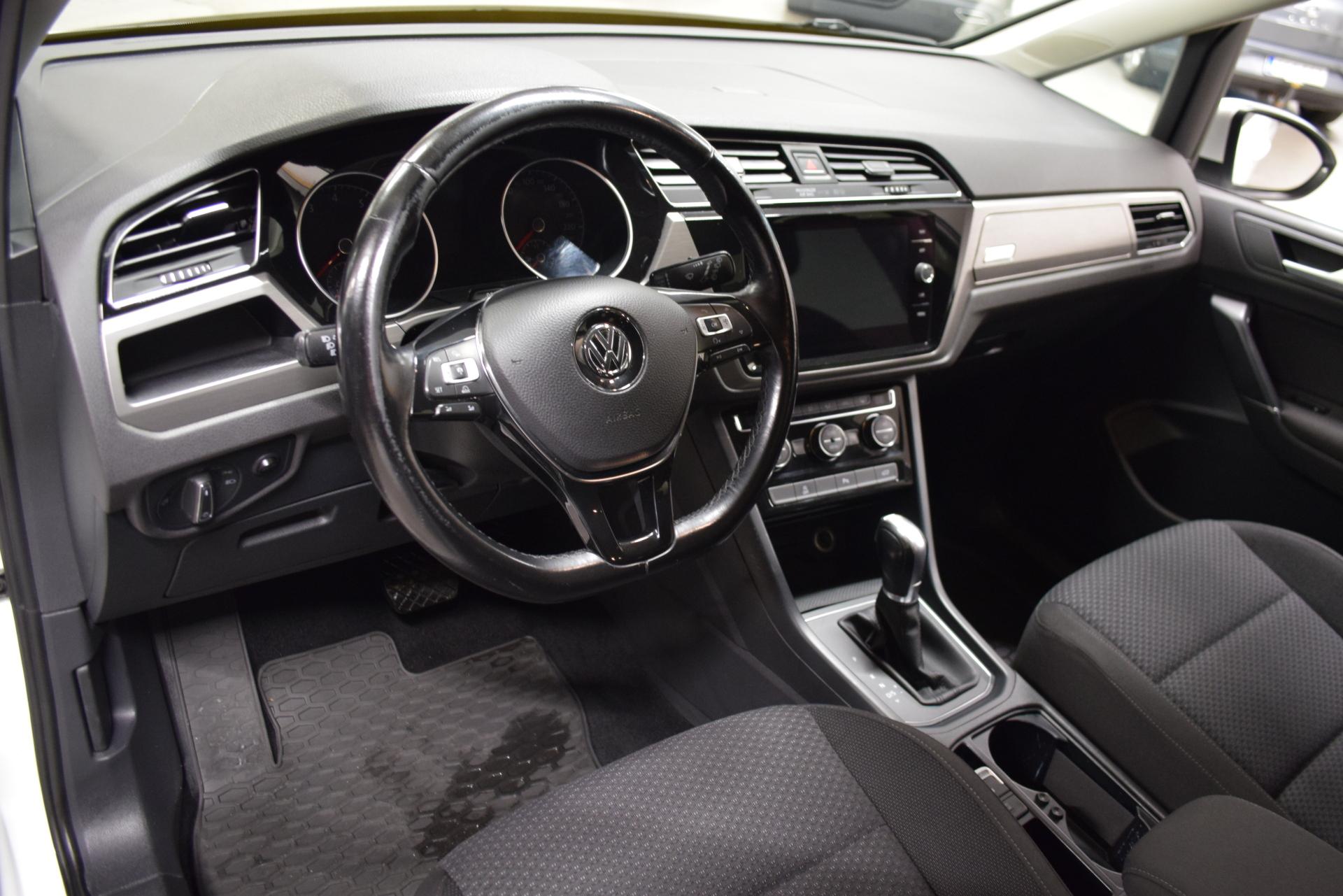 VOLKSWAGEN Touran 2017