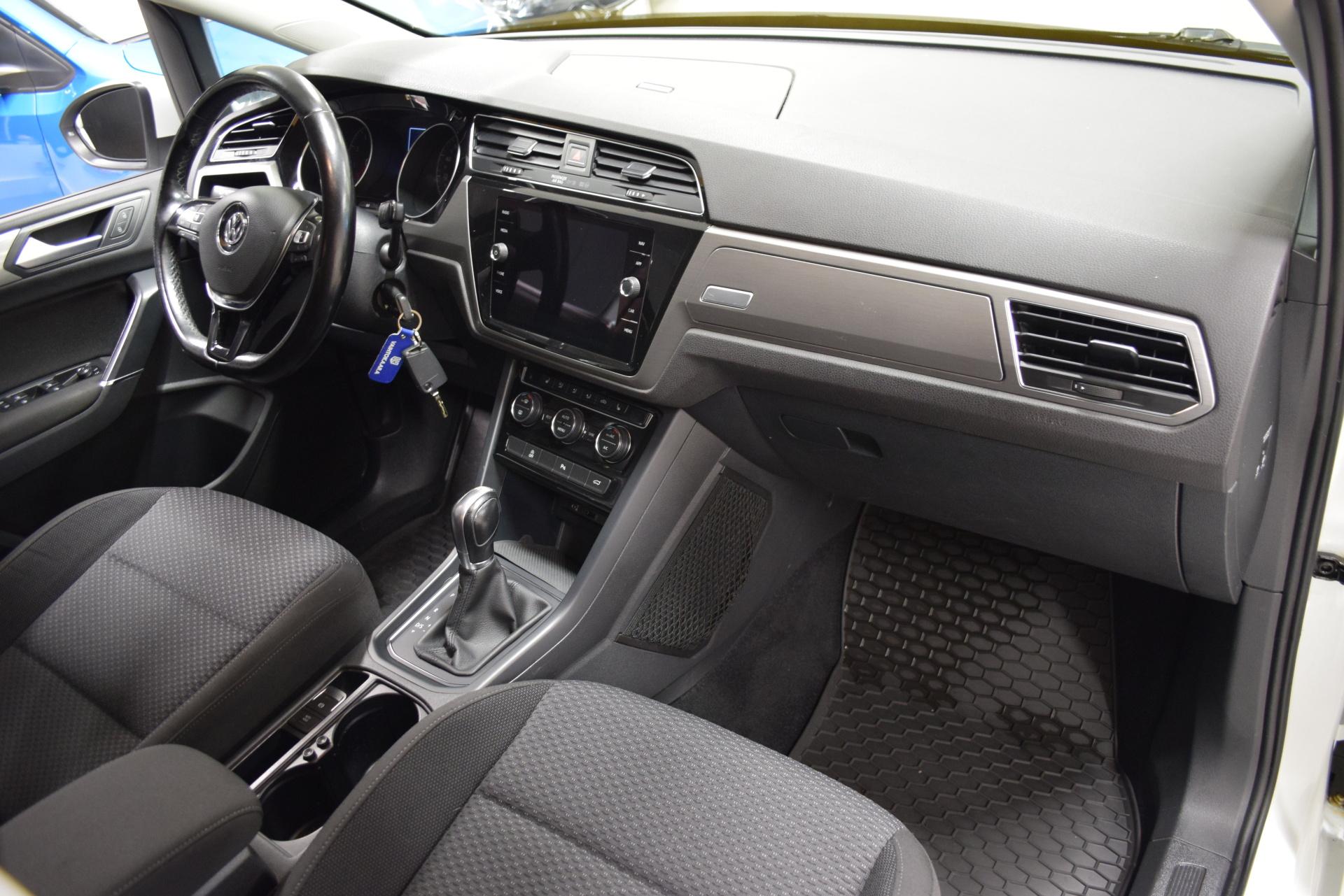 VOLKSWAGEN Touran 2017