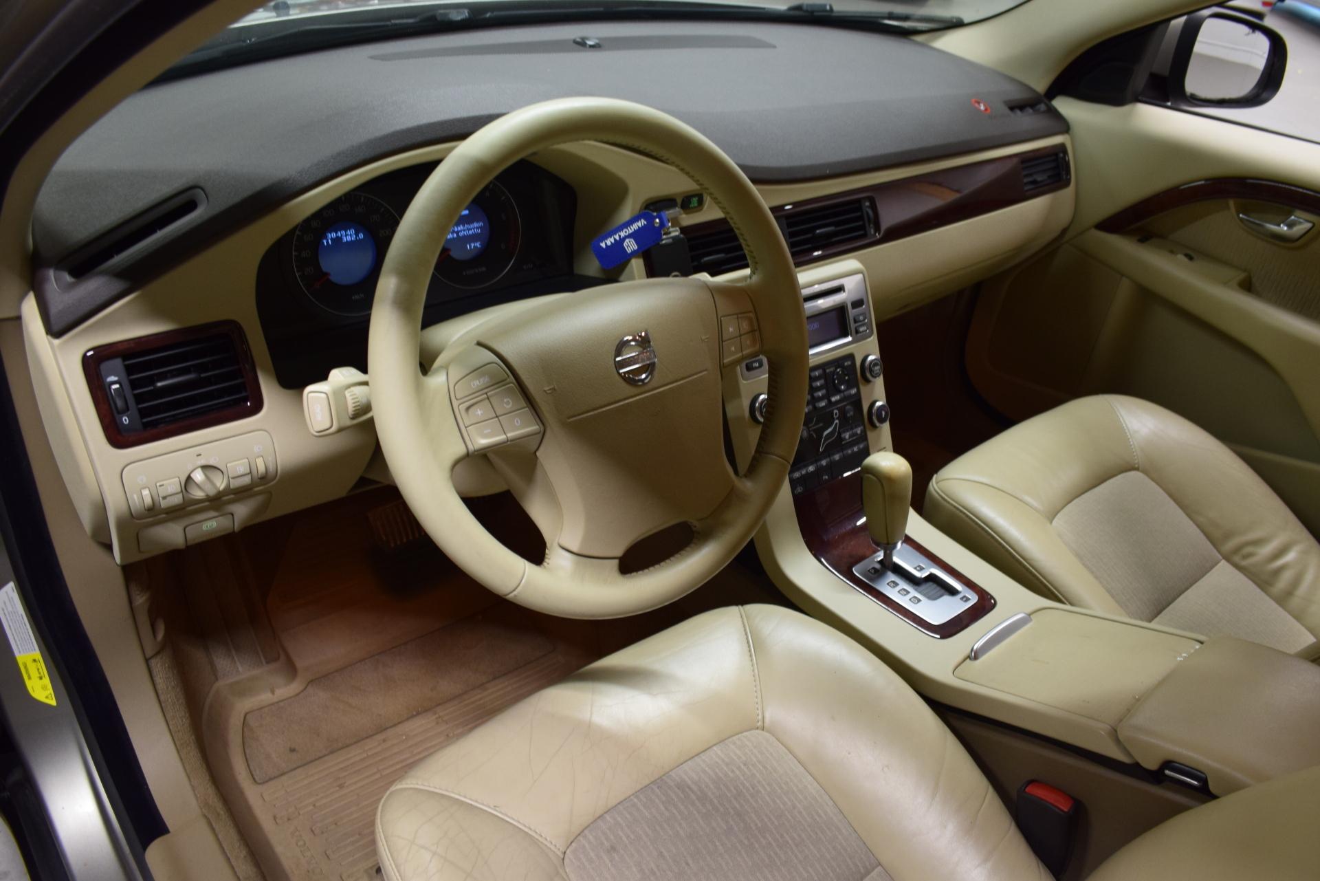 VOLVO V70 11
